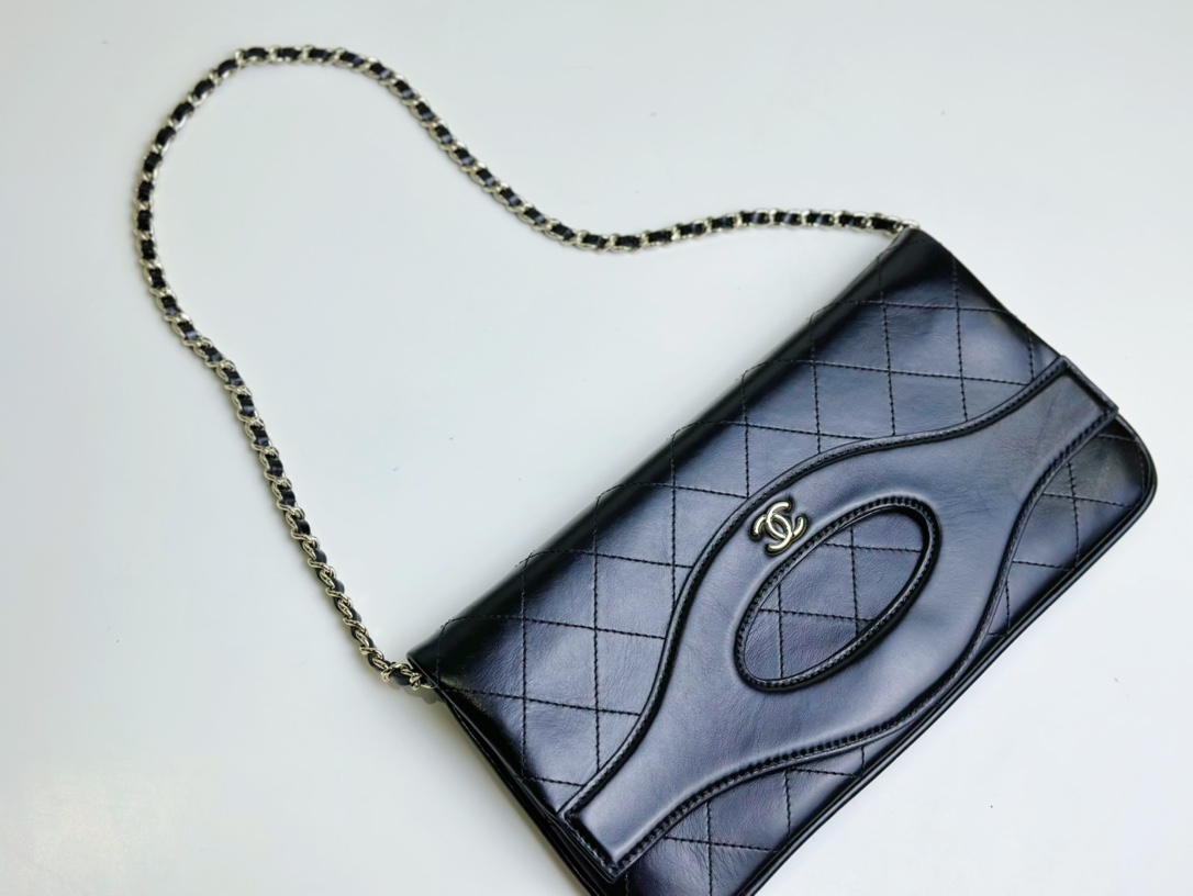 The original version of CHANEL horizontal folding 31bag has a delicate and retro feel. I love it! There are also many card slots and perfect deta