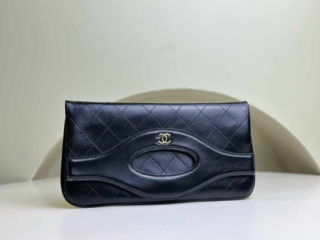 The original version of CHANEL horizontal folding 31bag has a delicate and retro feel. I love it! There are also many card slots and perfect deta