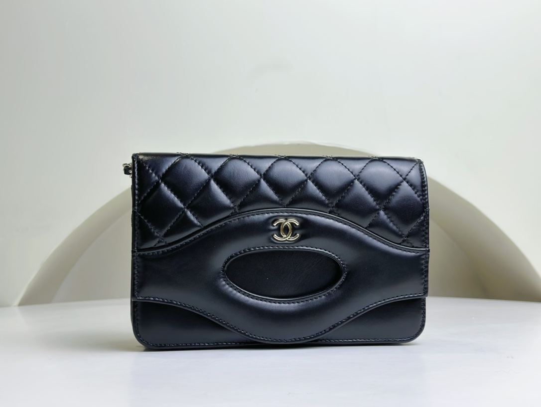 CHANEL Xiaoxiang 31bag mini woc can be worn cross-body or as a hand-held evening bag. Wrap the chain twice and it can also be used as a shoulder