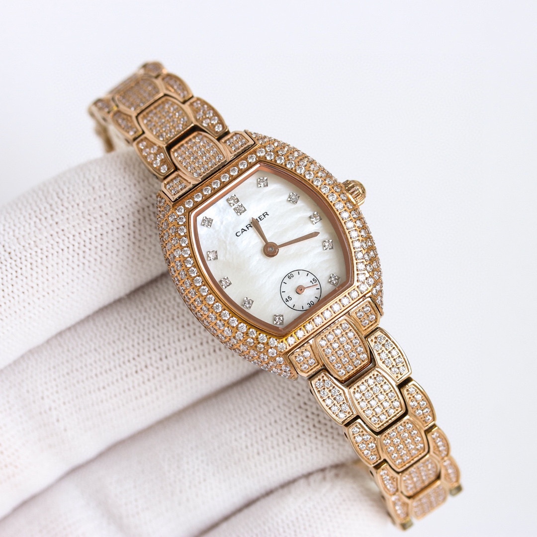 NO:393691,The same price is exquisite and luxuriously inlaid with stars. Cartier Mini lady. The barrel type is made of original imported Swiss quartz movement, Swiss sapphire crystal mirror, the case connection strap is even more inlaid with Swarovski real diamonds. The entire watch is inlaid with up to 736 diamonds, and the 18K gold craftsmanship supports the base. The appearance is exquisite and unique, with 360 degrees without blind spots. The effect is excellent, and the exquisite and luxurious setting is!  Beautiful!  Diameter 28*33mm Thickness 6.1mm, cartier, cartier, swarovski19860909同价 精致豪镶满天星 卡地亚-Cartier Mini lady 酒桶型,采用原装进口瑞士石英机芯,瑞士蓝宝石水晶镜面,表壳接驳带更是壕镶满施华洛世奇真水钻,整表壕镶多达736粒钻石,18K金工艺支撑打底,外型精巧别致,360度无死角惊艳,上手效果极佳,精致镶嵌奢华无比！美翻了！直径28*33mm厚度6.1mm,,cartier,cartier,swarovski,Watch