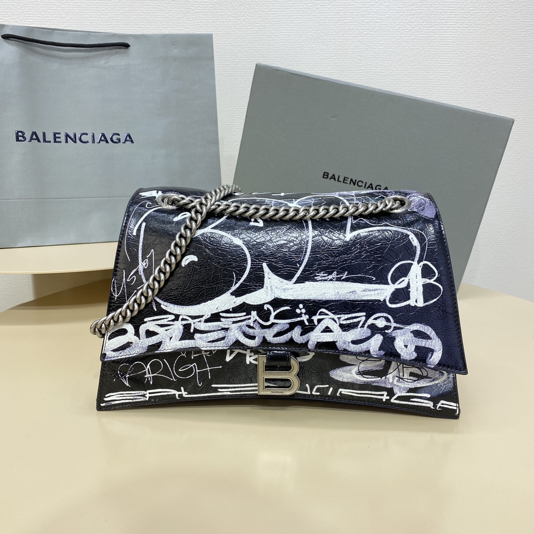 NO:198884,Authentic Crush quilted chain bag medium size. The shape of the hourglass is really amazing. This time, the soft hourglass with oily wax bursting leather patterns really hit my heart!  The soft feeling is really comfortable. It will feel very warm when carried in autumn and winter~ This time the compartment in this bag is also designed very practically!  Oil wax cowhide streak head layer sheepskin inner lining. All accessories are only used in the highest version. Size 31×19.8×6.9cm Model 716393, Balenciaga, balenciaga, cowhide, sheepskin19860909正品级 Crush绗缝链条包中号 沙漏这个包型真的绝了 这次出了油蜡爆裂皮纹的软沙漏 真的直接戳中我心坎儿！ 软趴趴的感觉真的非常舒服 秋冬背起来也会感觉很温暖捏～ 这次这个包内的隔层还设计得很实用！ 油蜡牛皮摔纹头层羊皮内里 全部配件只用最高版本 尺寸31×19.8×6.9cm型号716393,巴黎世家,balenciaga,cowhide,sheepskin,Bag