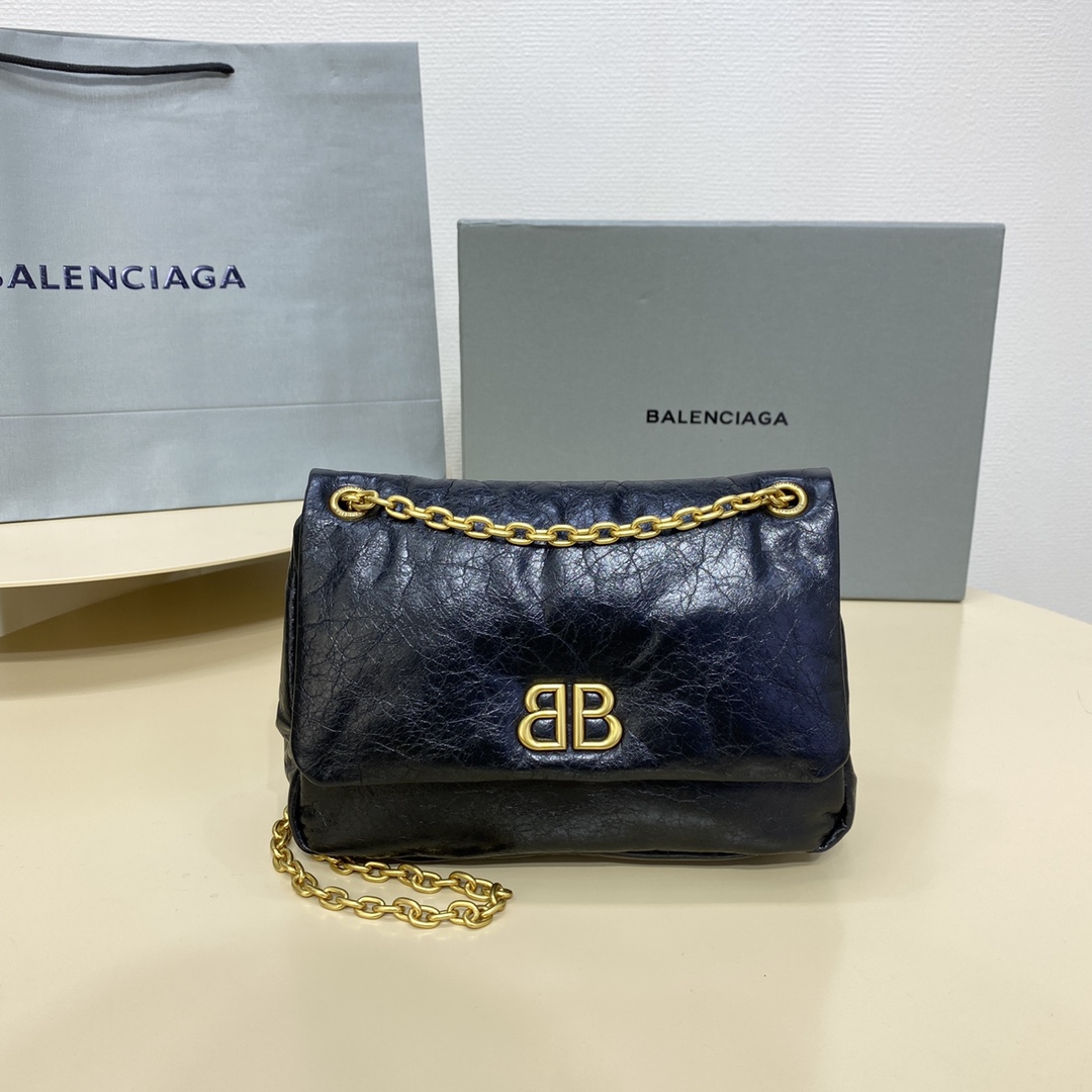 NO:197327,Genuine grade ba1enciaga monaco puff bag black gold mini. Their home is really a hot manufacturing machine. I can only say that the double B elements are picked up and used again. With their usual oil wax skin, the minimalist cool family members do not understand it!  The whole bag is fluffy and soft, and the weight is light. Do you know how difficult it is to achieve these standards by a large chain bag with full leather. The simpler the bag looks, the more it requires the texture of hardware and leather. The poor quality will be much worse. Old customers know that our hardware only uses it to open it yourself. Open the mold with full copper, and the cost is 2-3 times that of the market currency. Leather material is of course the first choice for original leather. A good bag with soul needs good materials. Quality and similarity have always been my purpose. Mini 24.8-22-11.9cm Model 781762, Balenciaga, balenciaga19860909正品级 ba1enciaga monaco蓬蓬包黑金迷你 他们家真的是爆款制造机,我只能说 双B元素又捡起来用了 配上他们家惯用的油蜡皮 极简的酷家人们懂不懂！ 整个包又蓬又软,而且自重还轻 你们知道一个全皮的链条大包能做到这些标准是多难 看起来越简单的包就越需要五金和皮料的质感 差一点的品质做出来的效果都会差很多 老客都知道我们家的五金只用自己开的 自己用全铜开模,成本是市场通货的2-3倍 皮料当然也是首选原厂皮 有灵魂的好包需要好料 品质和相似度一直是我的宗旨 迷你24.8-22-11.9cm 型号781762,巴黎世家,balenciaga,Bag