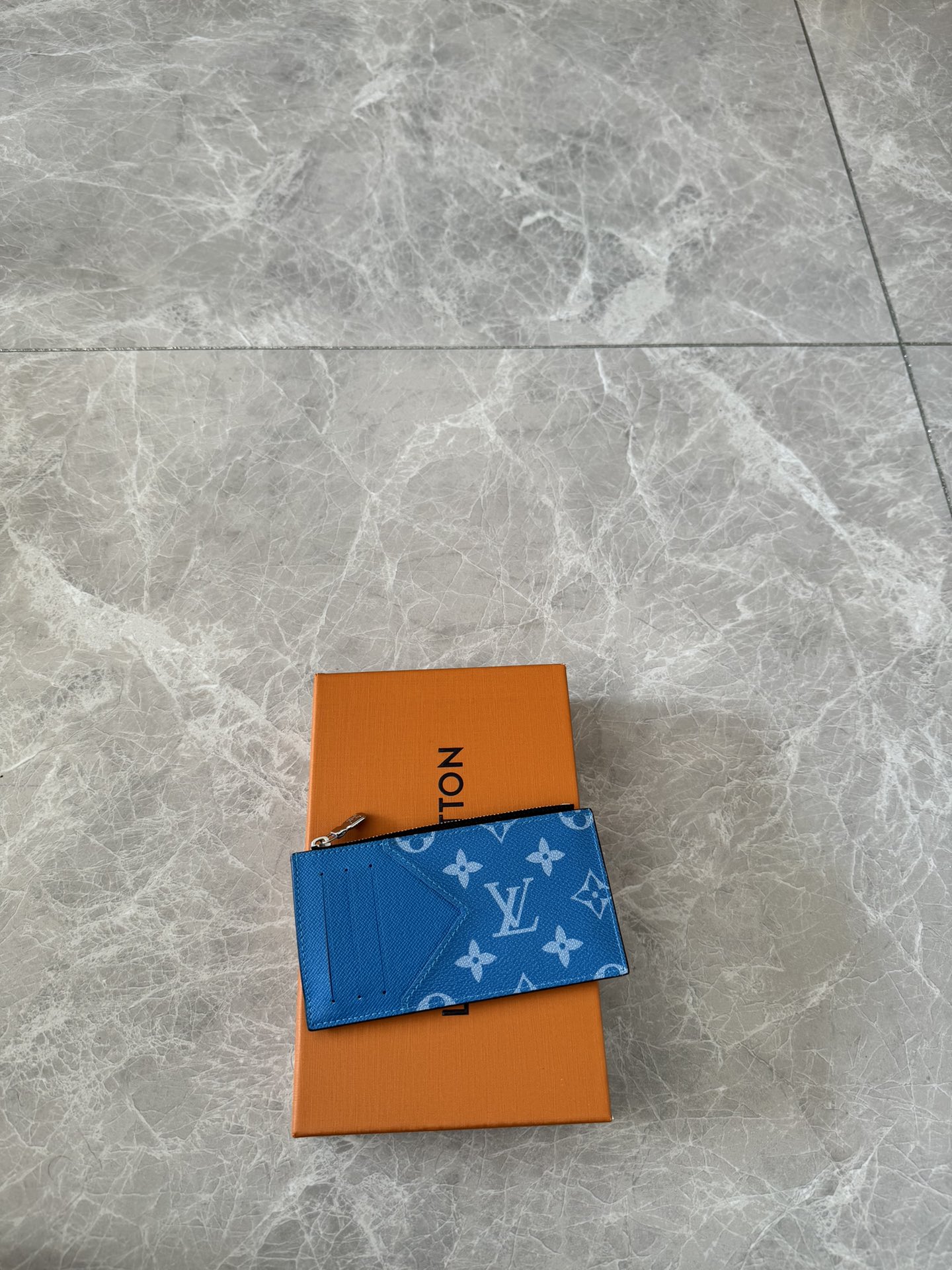 NO:178843,Genuine Tagarama Series Coin Card Clip M30999 Zip Card Clip Blue Coin Card Clip made of Louis Vuitton's iconic Taiga leather, with a slim appearance and an ideal choice for safe storage of change and banknotes. It has multiple credit card slots and banknote compartments, and also comes with a silver zipper coin bag., LV wallet/handbag, louis vuitton, louis vuitton19860909正品级 Tagarama 系列Coin卡夹 M30999拉链卡夹 蓝 由路易威登标志性的Taiga皮革裁制而成的Coin卡夹,外观纤秀利落,安全存放零钱钞票的理想之选.内设多个信用卡插槽与纸币隔层,另配一个银色拉链硬币袋.,LV钱夹/手包,louis vuitton,louis vuitton,Bag