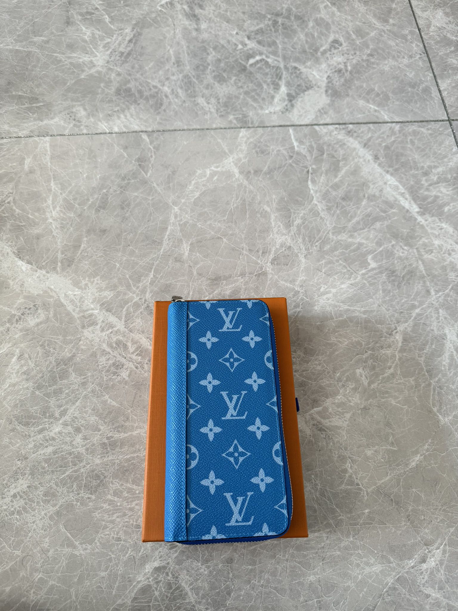 NO:178856,Genuine Tagarama series Zippy Vertical wallet M30944 single pull blue splicing Taga leather and Monogram Eclipse canvas, paired with wrap-around zipper structure, safely protecting the orderly interior space, with banknote organ compartment, zipper coin bag and card slot., LV wallet/clip bag, christian louboutin, louis vuitton19860909正品级 Tagarama 系列 Zippy Vertical 钱夹 M30944单拉 蓝 拼接 Taga 皮革与 Monogram Eclipse 帆布,搭配环绕式拉链结构,稳妥保护井然有序的内部空间,设有钞票风琴隔层、拉链零钱袋和卡位.,LV钱夹/手包,christian louboutin,louis vuitton,Bag