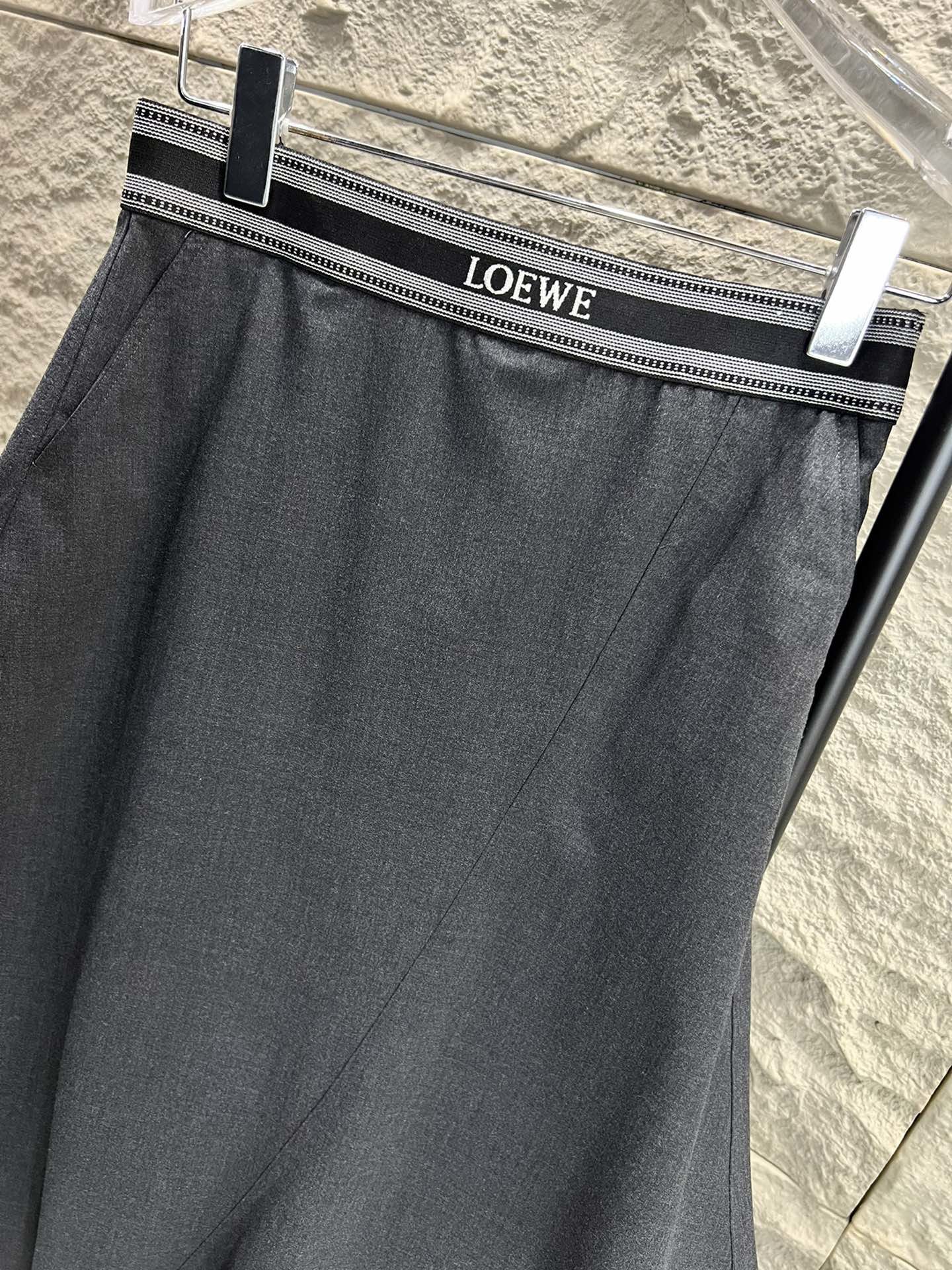 新款️！Loew*2024早春新款织带腰半裙经典字母logo搭配鱼尾裙摆设计女人味十足！三码！