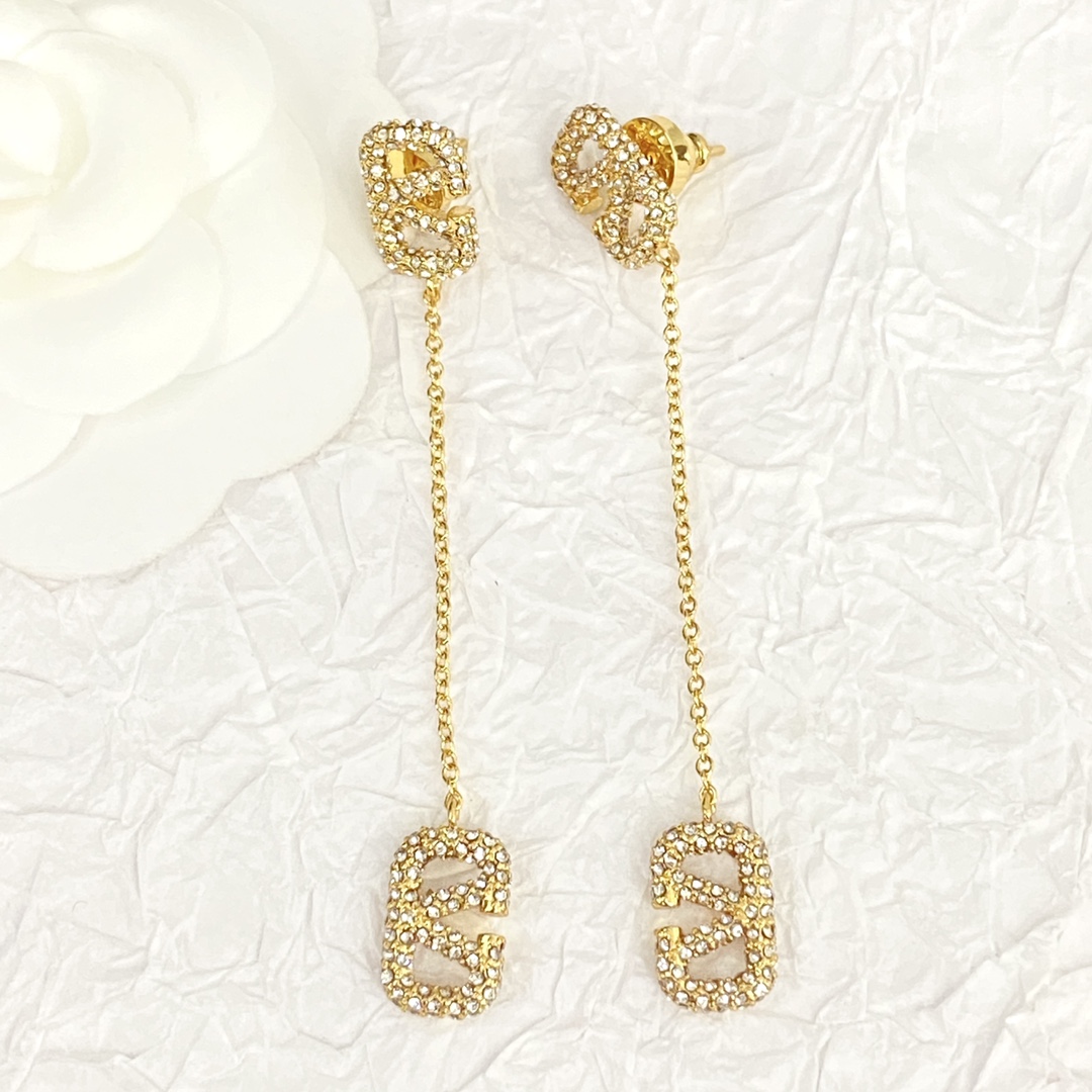 Valentino’s Stunning Gold Earrings: Graceful Fashion Statement with Endless Appeal. - 图片 2