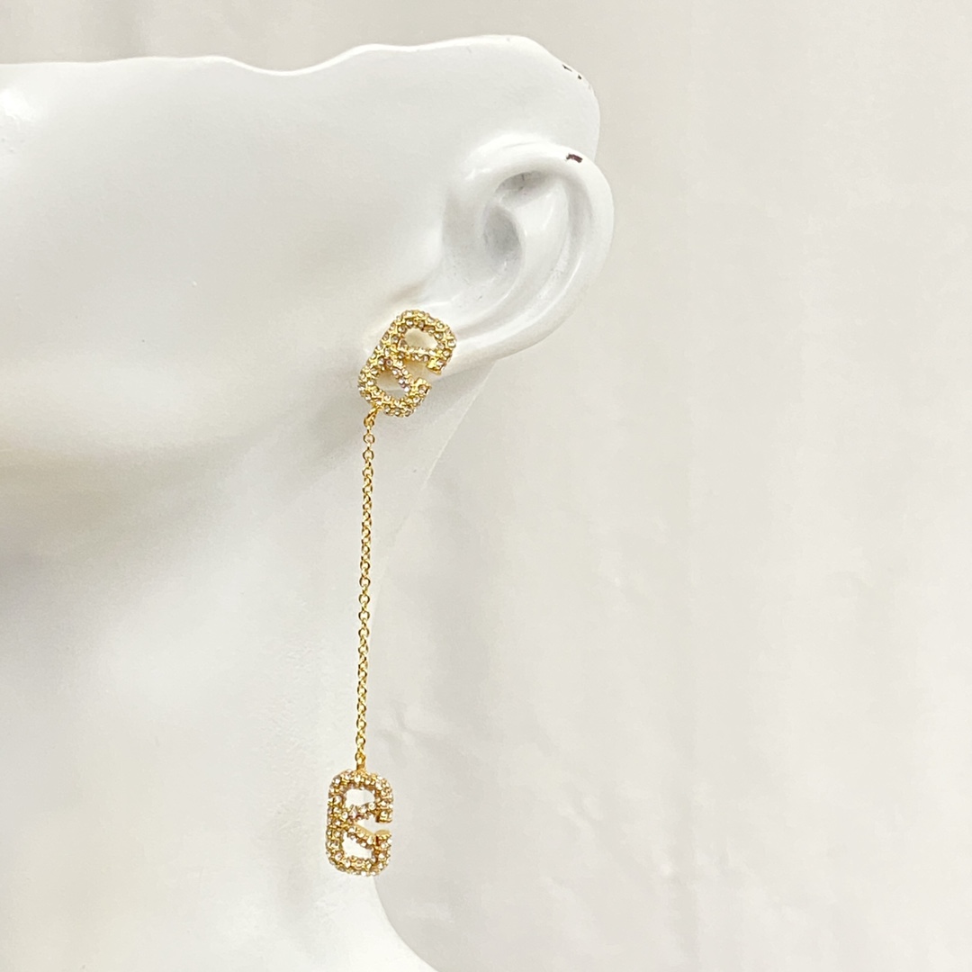 Valentino’s Stunning Gold Earrings: Graceful Fashion Statement with Endless Appeal. - 图片 6