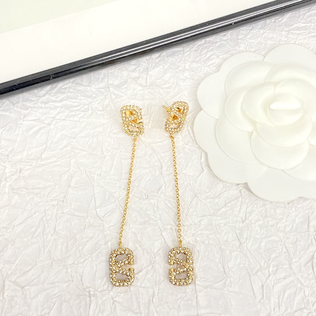 Valentino’s Stunning Gold Earrings: Graceful Fashion Statement with Endless Appeal. - 图片 5