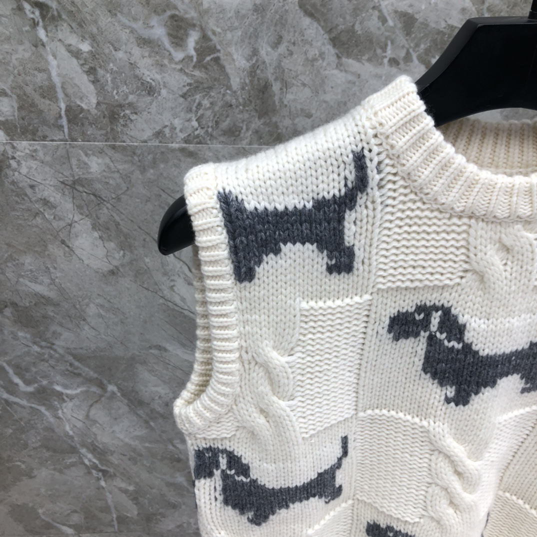 高版本女款羊毛小狗背心  

码数：1.2.3    颜色：藏青   白色