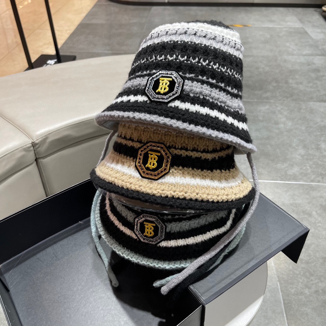 NO:190241,Burberry Angora rabbit wool knitted thick flip wool hat at the end of the year. The super fairy knitted hat with a beautiful Angora rabbit wool. The color is very sweet, huge and versatile, not picky in the head shape, and the touch is extremely soft and glutinous. High elastic rabbit wool not deformed hat Fisherman's hat Baseball hat Knitted hat, hat, burberry, burberry, espadrilles, hats19860909Bur 巴宝莉秋冬安哥拉兔毛羊毛针织厚翻边毛线帽 年末重磅高颜值仙女针织帽,超仙的安哥拉兔羊毛, 色系很甜美,巨百搭,不挑头型,手感软糯无比 高弹力兔羊毛不变形帽子渔夫帽棒球帽针织帽,帽子,burberry,burberry,espadrilles,hats,hat