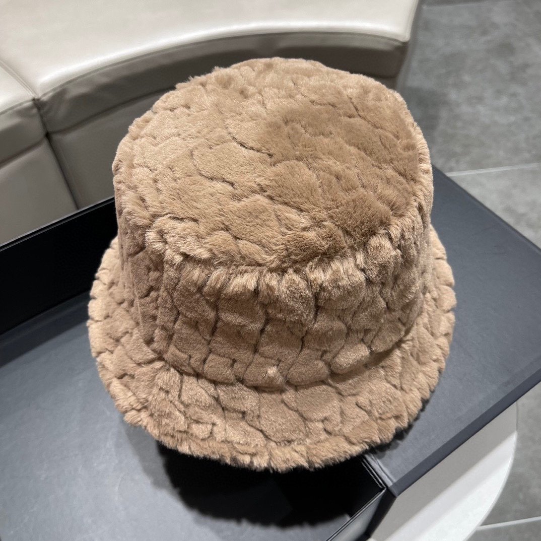 赛琳Celine新品-logo渔夫帽帽子的羊绒用料在冬季里暖和又时尚不用担心得了风度失了温度采用的玉米粒