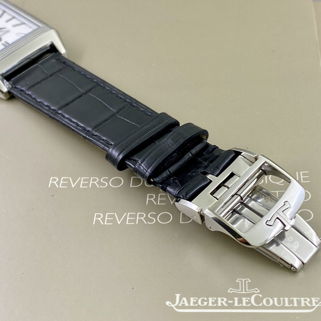 REVERSO TRIBUTE翻转系列小秒针腕表
手动上弦机械，动力储存45小时
尺寸：45.6 x 27.4 x 8.5
316精钢打造，蓝宝石玻璃
经典之作，时尚演绎，放射状纹饰，镶嵌时标
轨道式分钟刻度，太子妃指针，
醒目配色，鲜明而神秘的色彩，凸显不凡气质，
别致小牛皮帆布双材质表带，复古油蜡皮，鳄鱼皮，手工明针缝线，多种风格搭配可选。