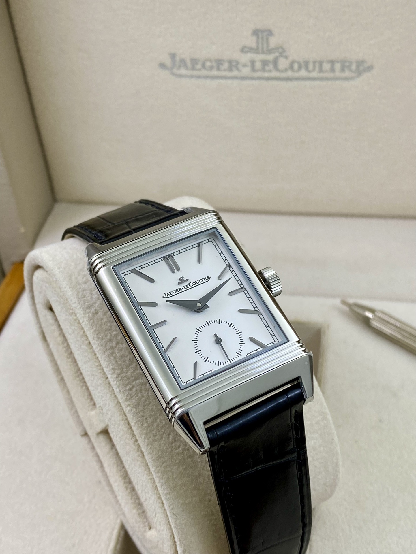 REVERSO TRIBUTE翻转系列小秒针腕表
手动上弦机械，动力储存45小时
尺寸：45.6 x 27.4 x 8.5
316精钢打造，蓝宝石玻璃
经典之作，时尚演绎，放射状纹饰，镶嵌时标
轨道式分钟刻度，太子妃指针，
醒目配色，鲜明而神秘的色彩，凸显不凡气质，
别致小牛皮帆布双材质表带，复古油蜡皮，鳄鱼皮，手工明针缝线，多种风格搭配可选。