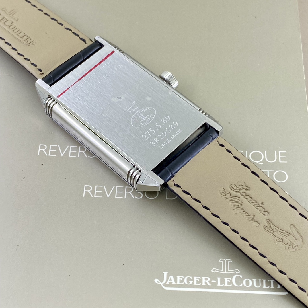 REVERSO TRIBUTE翻转系列小秒针腕表
手动上弦机械，动力储存45小时
尺寸：45.6 x 27.4 x 8.5
316精钢打造，蓝宝石玻璃
经典之作，时尚演绎，放射状纹饰，镶嵌时标
轨道式分钟刻度，太子妃指针，
醒目配色，鲜明而神秘的色彩，凸显不凡气质，
别致小牛皮帆布双材质表带，复古油蜡皮，鳄鱼皮，手工明针缝线，多种风格搭配可选。