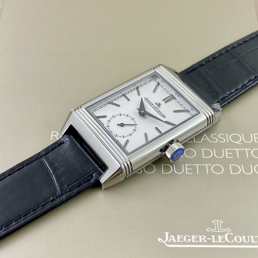 REVERSO TRIBUTE翻转系列小秒针腕表
手动上弦机械，动力储存45小时
尺寸：45.6 x 27.4 x 8.5
316精钢打造，蓝宝石玻璃
经典之作，时尚演绎，放射状纹饰，镶嵌时标
轨道式分钟刻度，太子妃指针，
醒目配色，鲜明而神秘的色彩，凸显不凡气质，
别致小牛皮帆布双材质表带，复古油蜡皮，鳄鱼皮，手工明针缝线，多种风格搭配可选。