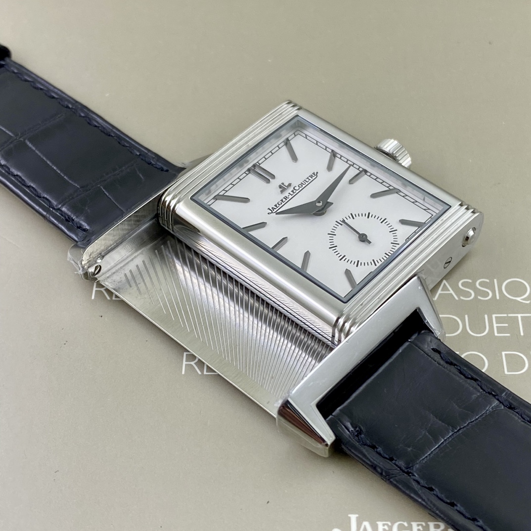 REVERSO TRIBUTE翻转系列小秒针腕表
手动上弦机械，动力储存45小时
尺寸：45.6 x 27.4 x 8.5
316精钢打造，蓝宝石玻璃
经典之作，时尚演绎，放射状纹饰，镶嵌时标
轨道式分钟刻度，太子妃指针，
醒目配色，鲜明而神秘的色彩，凸显不凡气质，
别致小牛皮帆布双材质表带，复古油蜡皮，鳄鱼皮，手工明针缝线，多种风格搭配可选。