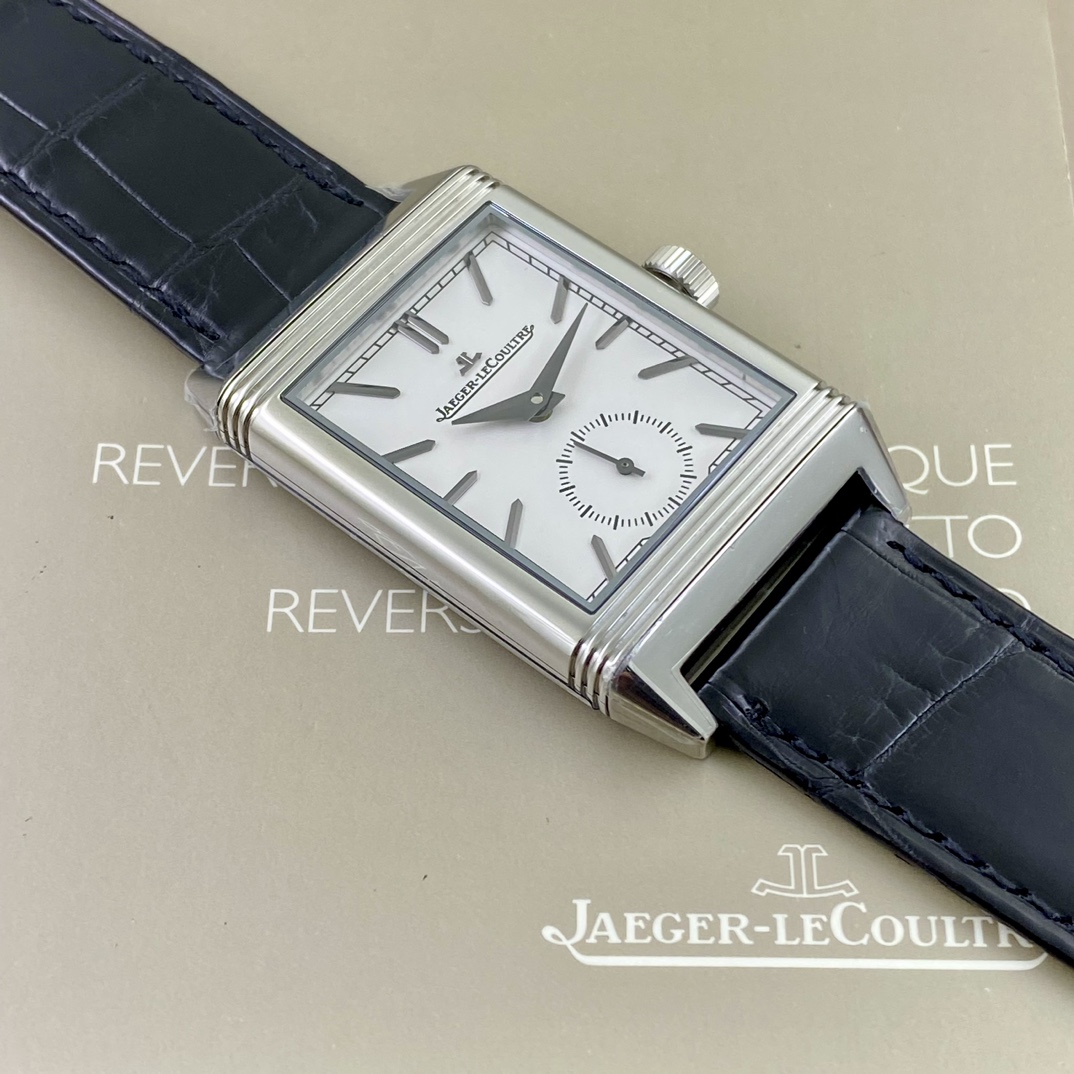 REVERSO TRIBUTE翻转系列小秒针腕表
手动上弦机械，动力储存45小时
尺寸：45.6 x 27.4 x 8.5
316精钢打造，蓝宝石玻璃
经典之作，时尚演绎，放射状纹饰，镶嵌时标
轨道式分钟刻度，太子妃指针，
醒目配色，鲜明而神秘的色彩，凸显不凡气质，
别致小牛皮帆布双材质表带，复古油蜡皮，鳄鱼皮，手工明针缝线，多种风格搭配可选。
