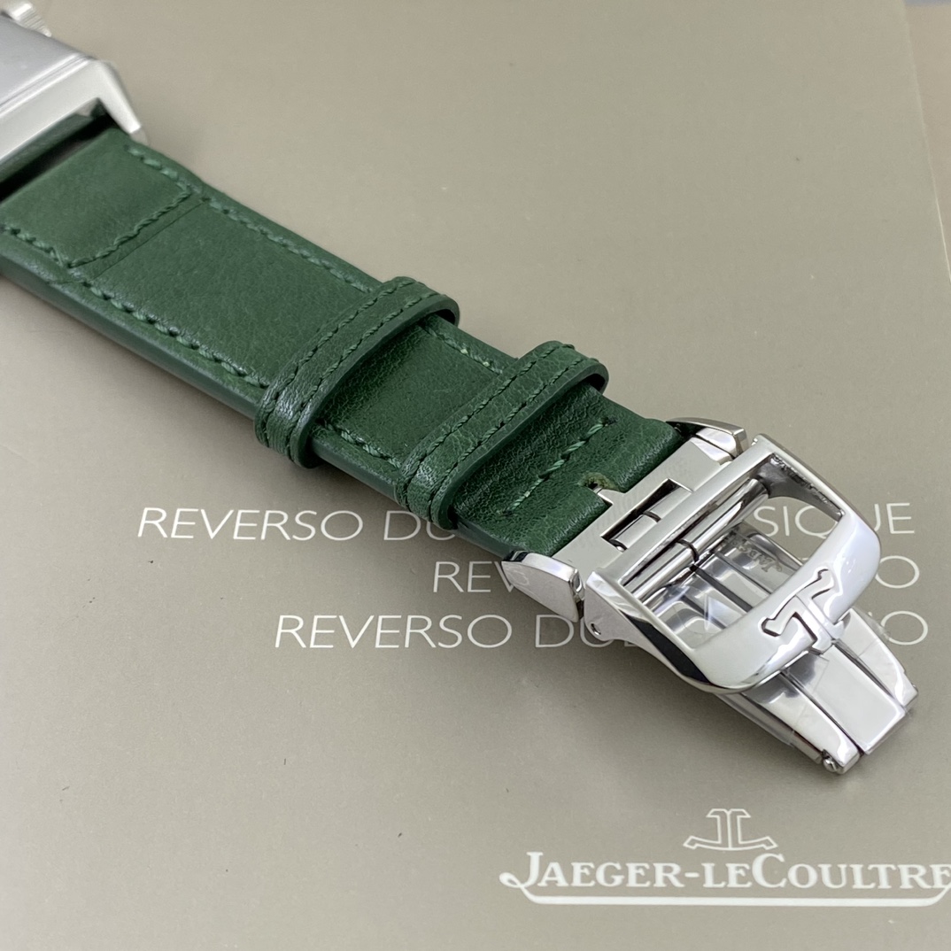 REVERSO TRIBUTE翻转系列小秒针腕表
手动上弦机械，动力储存45小时
尺寸：45.6 x 27.4 x 8.5
316精钢打造，蓝宝石玻璃
经典之作，时尚演绎，放射状纹饰，镶嵌时标
轨道式分钟刻度，太子妃指针，
醒目配色，鲜明而神秘的色彩，凸显不凡气质，
别致小牛皮帆布双材质表带，复古油蜡皮，鳄鱼皮，手工明针缝线，多种风格搭配可选。