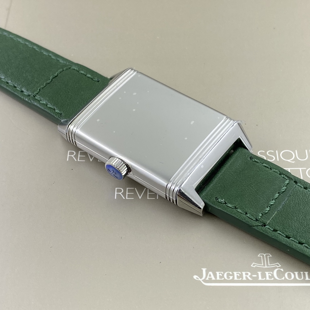 REVERSO TRIBUTE翻转系列小秒针腕表
手动上弦机械，动力储存45小时
尺寸：45.6 x 27.4 x 8.5
316精钢打造，蓝宝石玻璃
经典之作，时尚演绎，放射状纹饰，镶嵌时标
轨道式分钟刻度，太子妃指针，
醒目配色，鲜明而神秘的色彩，凸显不凡气质，
别致小牛皮帆布双材质表带，复古油蜡皮，鳄鱼皮，手工明针缝线，多种风格搭配可选。