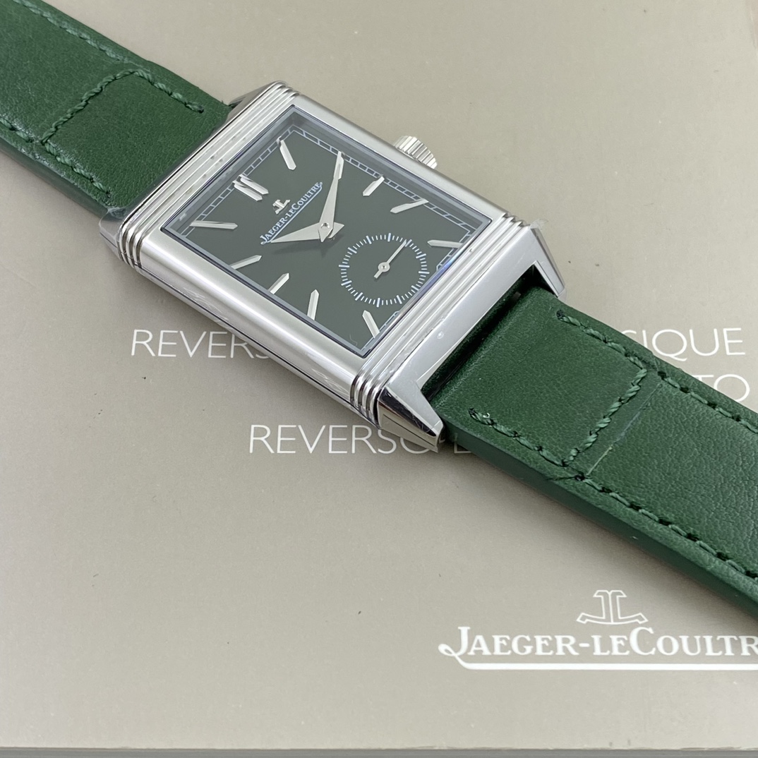 REVERSO TRIBUTE翻转系列小秒针腕表
手动上弦机械，动力储存45小时
尺寸：45.6 x 27.4 x 8.5
316精钢打造，蓝宝石玻璃
经典之作，时尚演绎，放射状纹饰，镶嵌时标
轨道式分钟刻度，太子妃指针，
醒目配色，鲜明而神秘的色彩，凸显不凡气质，
别致小牛皮帆布双材质表带，复古油蜡皮，鳄鱼皮，手工明针缝线，多种风格搭配可选。