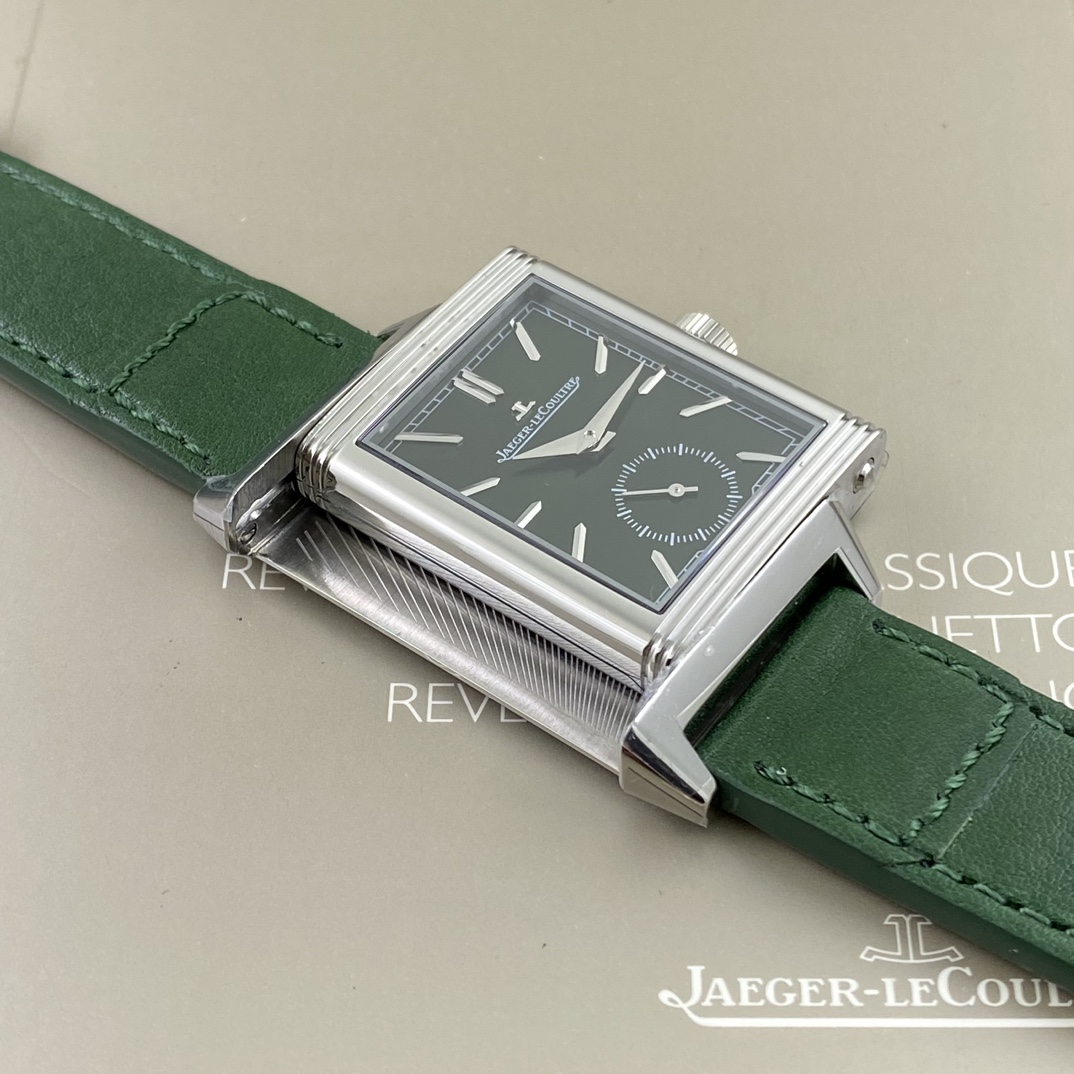 REVERSO TRIBUTE翻转系列小秒针腕表
手动上弦机械，动力储存45小时
尺寸：45.6 x 27.4 x 8.5
316精钢打造，蓝宝石玻璃
经典之作，时尚演绎，放射状纹饰，镶嵌时标
轨道式分钟刻度，太子妃指针，
醒目配色，鲜明而神秘的色彩，凸显不凡气质，
别致小牛皮帆布双材质表带，复古油蜡皮，鳄鱼皮，手工明针缝线，多种风格搭配可选。