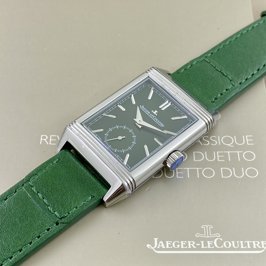 REVERSO TRIBUTE翻转系列小秒针腕表
手动上弦机械，动力储存45小时
尺寸：45.6 x 27.4 x 8.5
316精钢打造，蓝宝石玻璃
经典之作，时尚演绎，放射状纹饰，镶嵌时标
轨道式分钟刻度，太子妃指针，
醒目配色，鲜明而神秘的色彩，凸显不凡气质，
别致小牛皮帆布双材质表带，复古油蜡皮，鳄鱼皮，手工明针缝线，多种风格搭配可选。