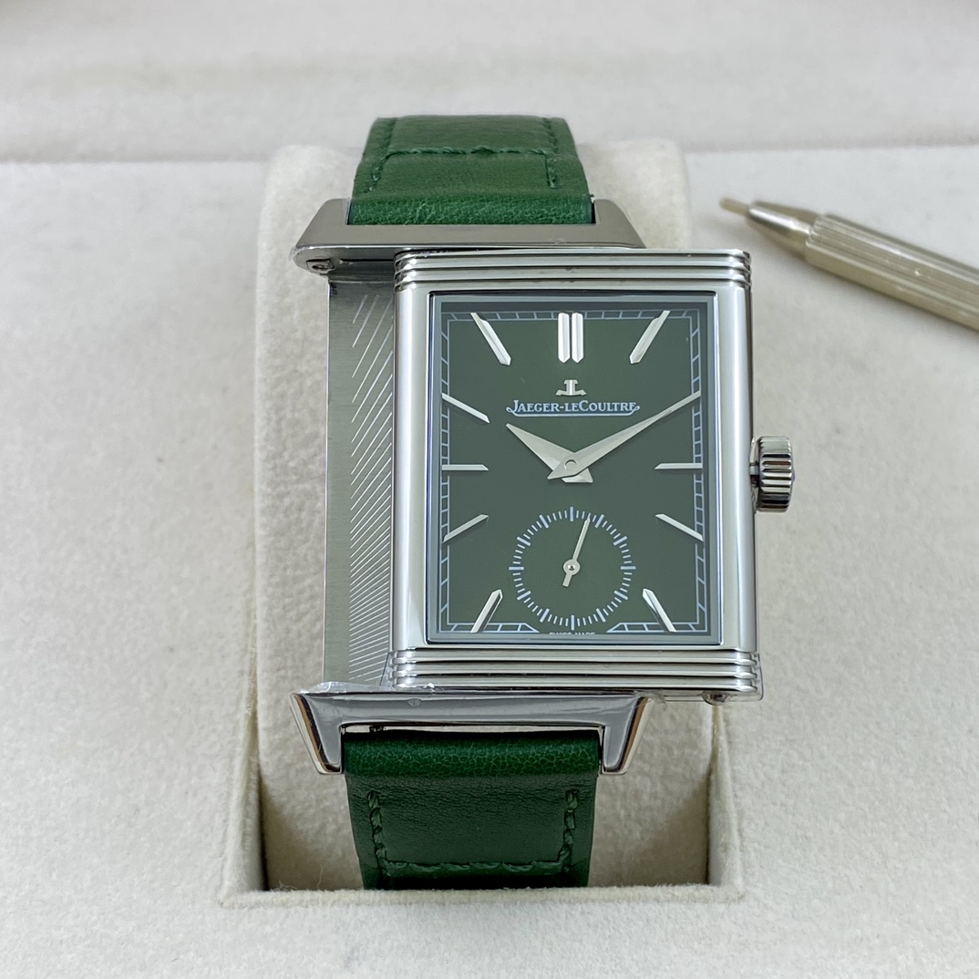 REVERSO TRIBUTE翻转系列小秒针腕表
手动上弦机械，动力储存45小时
尺寸：45.6 x 27.4 x 8.5
316精钢打造，蓝宝石玻璃
经典之作，时尚演绎，放射状纹饰，镶嵌时标
轨道式分钟刻度，太子妃指针，
醒目配色，鲜明而神秘的色彩，凸显不凡气质，
别致小牛皮帆布双材质表带，复古油蜡皮，鳄鱼皮，手工明针缝线，多种风格搭配可选。