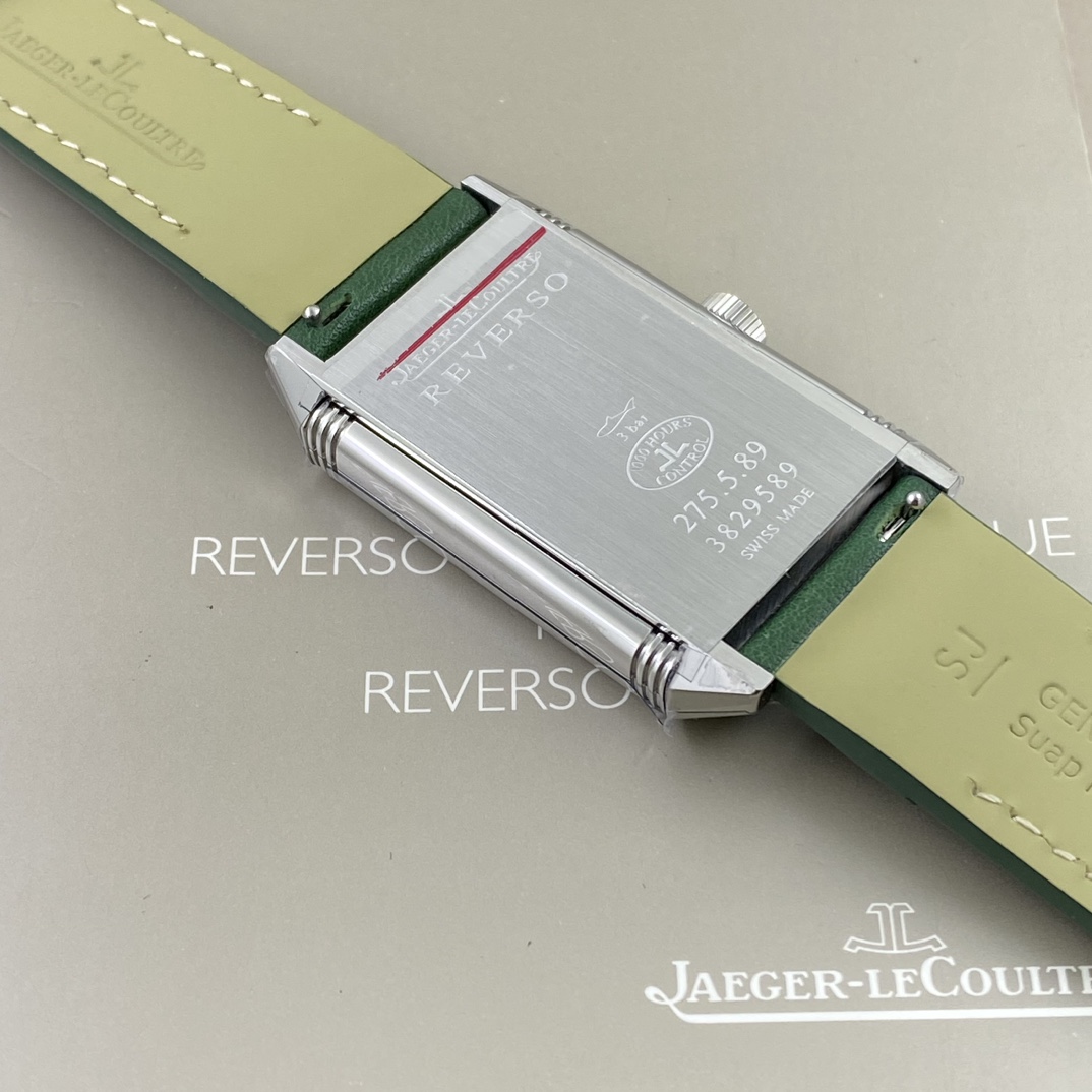 REVERSO TRIBUTE翻转系列小秒针腕表
手动上弦机械，动力储存45小时
尺寸：45.6 x 27.4 x 8.5
316精钢打造，蓝宝石玻璃
经典之作，时尚演绎，放射状纹饰，镶嵌时标
轨道式分钟刻度，太子妃指针，
醒目配色，鲜明而神秘的色彩，凸显不凡气质，
别致小牛皮帆布双材质表带，复古油蜡皮，鳄鱼皮，手工明针缝线，多种风格搭配可选。