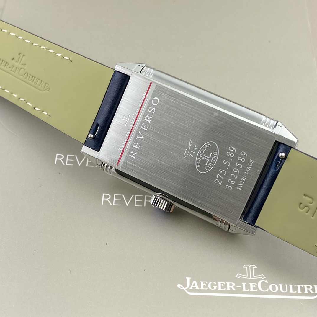 REVERSO TRIBUTE翻转系列小秒针腕表
手动上弦机械，动力储存45小时
尺寸：45.6 x 27.4 x 8.5
316精钢打造，蓝宝石玻璃
经典之作，时尚演绎，放射状纹饰，镶嵌时标
轨道式分钟刻度，太子妃指针，
醒目配色，鲜明而神秘的色彩，凸显不凡气质，
别致小牛皮帆布双材质表带，复古油蜡皮，鳄鱼皮，手工明针缝线，多种风格搭配可选。