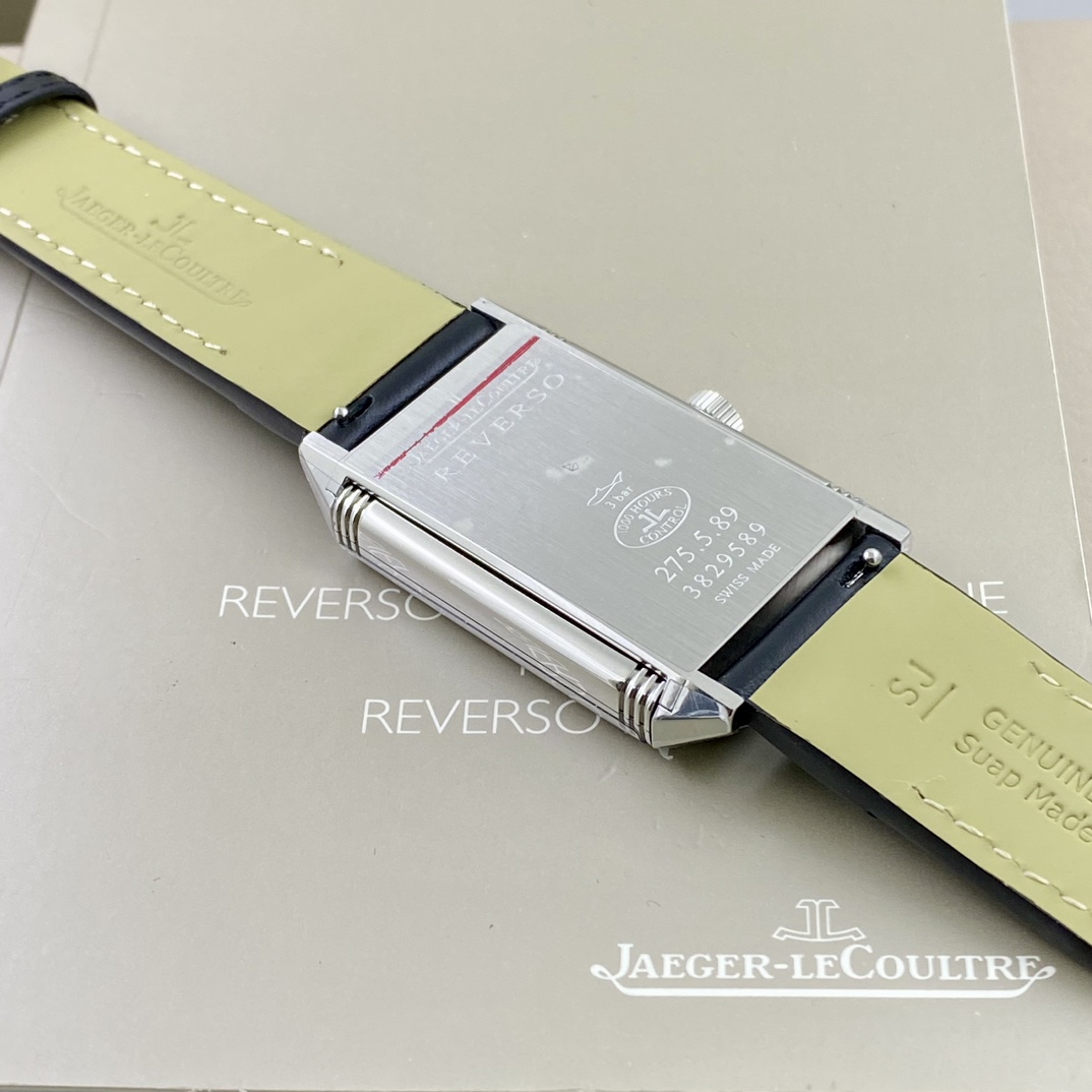 REVERSO TRIBUTE翻转系列小秒针腕表
手动上弦机械，动力储存45小时
尺寸：45.6 x 27.4 x 8.5
316精钢打造，蓝宝石玻璃
经典之作，时尚演绎，放射状纹饰，镶嵌时标
轨道式分钟刻度，太子妃指针，
醒目配色，鲜明而神秘的色彩，凸显不凡气质，
别致小牛皮帆布双材质表带，复古油蜡皮，鳄鱼皮，手工明针缝线，多种风格搭配可选。