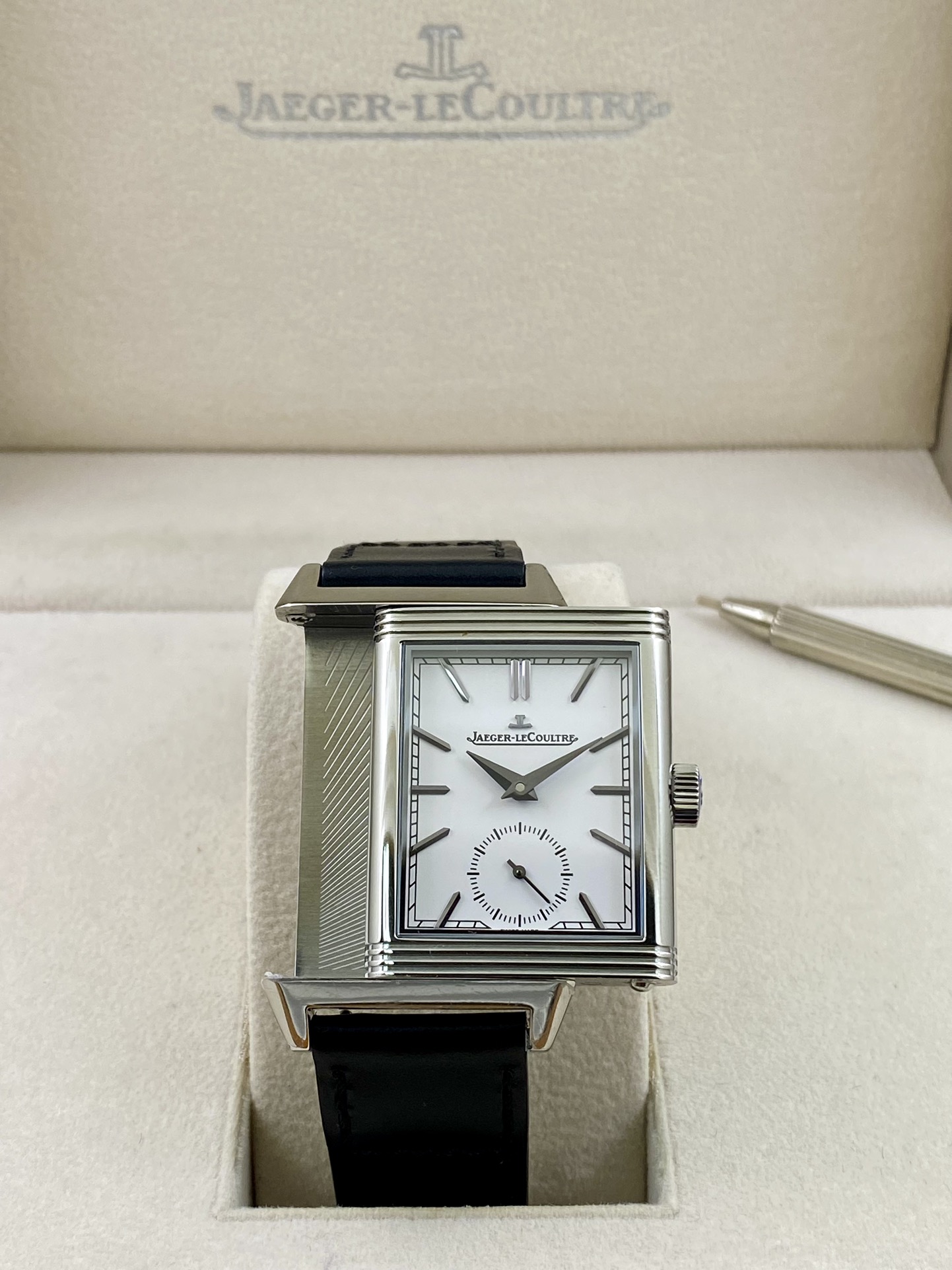 REVERSO TRIBUTE翻转系列小秒针腕表
手动上弦机械，动力储存45小时
尺寸：45.6 x 27.4 x 8.5
316精钢打造，蓝宝石玻璃
经典之作，时尚演绎，放射状纹饰，镶嵌时标
轨道式分钟刻度，太子妃指针，
醒目配色，鲜明而神秘的色彩，凸显不凡气质，
别致小牛皮帆布双材质表带，复古油蜡皮，鳄鱼皮，手工明针缝线，多种风格搭配可选。