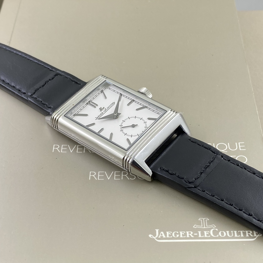 REVERSO TRIBUTE翻转系列小秒针腕表
手动上弦机械，动力储存45小时
尺寸：45.6 x 27.4 x 8.5
316精钢打造，蓝宝石玻璃
经典之作，时尚演绎，放射状纹饰，镶嵌时标
轨道式分钟刻度，太子妃指针，
醒目配色，鲜明而神秘的色彩，凸显不凡气质，
别致小牛皮帆布双材质表带，复古油蜡皮，鳄鱼皮，手工明针缝线，多种风格搭配可选。