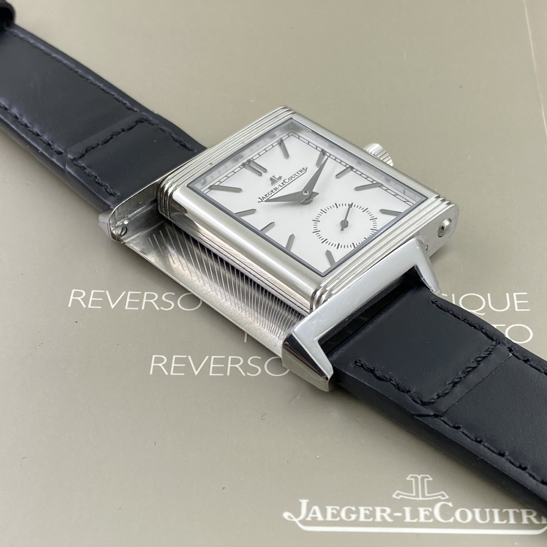REVERSO TRIBUTE翻转系列小秒针腕表
手动上弦机械，动力储存45小时
尺寸：45.6 x 27.4 x 8.5
316精钢打造，蓝宝石玻璃
经典之作，时尚演绎，放射状纹饰，镶嵌时标
轨道式分钟刻度，太子妃指针，
醒目配色，鲜明而神秘的色彩，凸显不凡气质，
别致小牛皮帆布双材质表带，复古油蜡皮，鳄鱼皮，手工明针缝线，多种风格搭配可选。