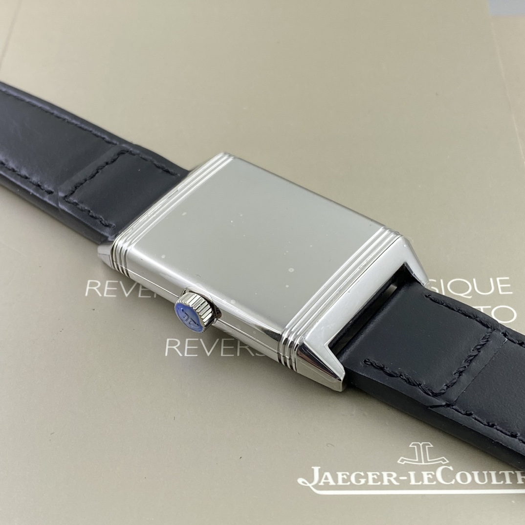 REVERSO TRIBUTE翻转系列小秒针腕表
手动上弦机械，动力储存45小时
尺寸：45.6 x 27.4 x 8.5
316精钢打造，蓝宝石玻璃
经典之作，时尚演绎，放射状纹饰，镶嵌时标
轨道式分钟刻度，太子妃指针，
醒目配色，鲜明而神秘的色彩，凸显不凡气质，
别致小牛皮帆布双材质表带，复古油蜡皮，鳄鱼皮，手工明针缝线，多种风格搭配可选。