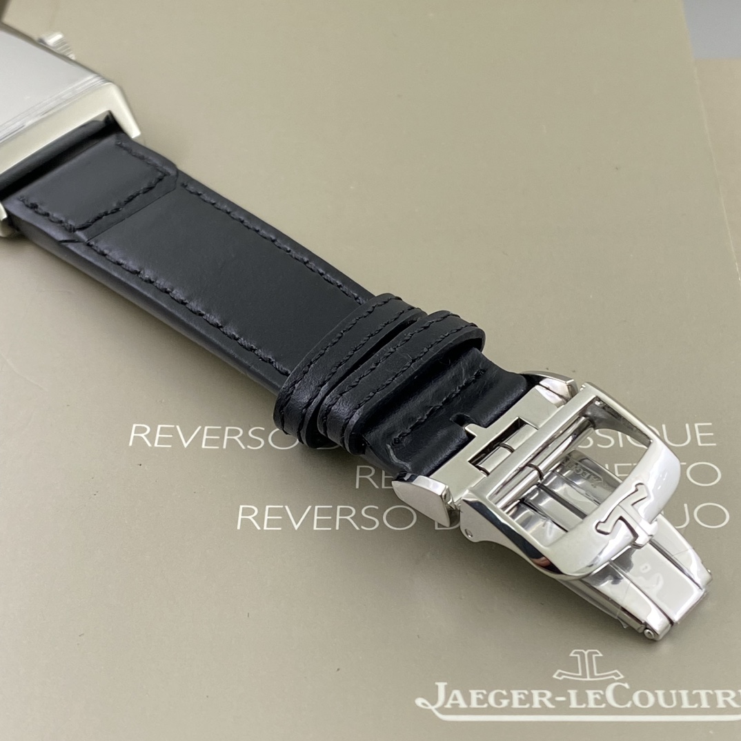 REVERSO TRIBUTE翻转系列小秒针腕表
手动上弦机械，动力储存45小时
尺寸：45.6 x 27.4 x 8.5
316精钢打造，蓝宝石玻璃
经典之作，时尚演绎，放射状纹饰，镶嵌时标
轨道式分钟刻度，太子妃指针，
醒目配色，鲜明而神秘的色彩，凸显不凡气质，
别致小牛皮帆布双材质表带，复古油蜡皮，鳄鱼皮，手工明针缝线，多种风格搭配可选。