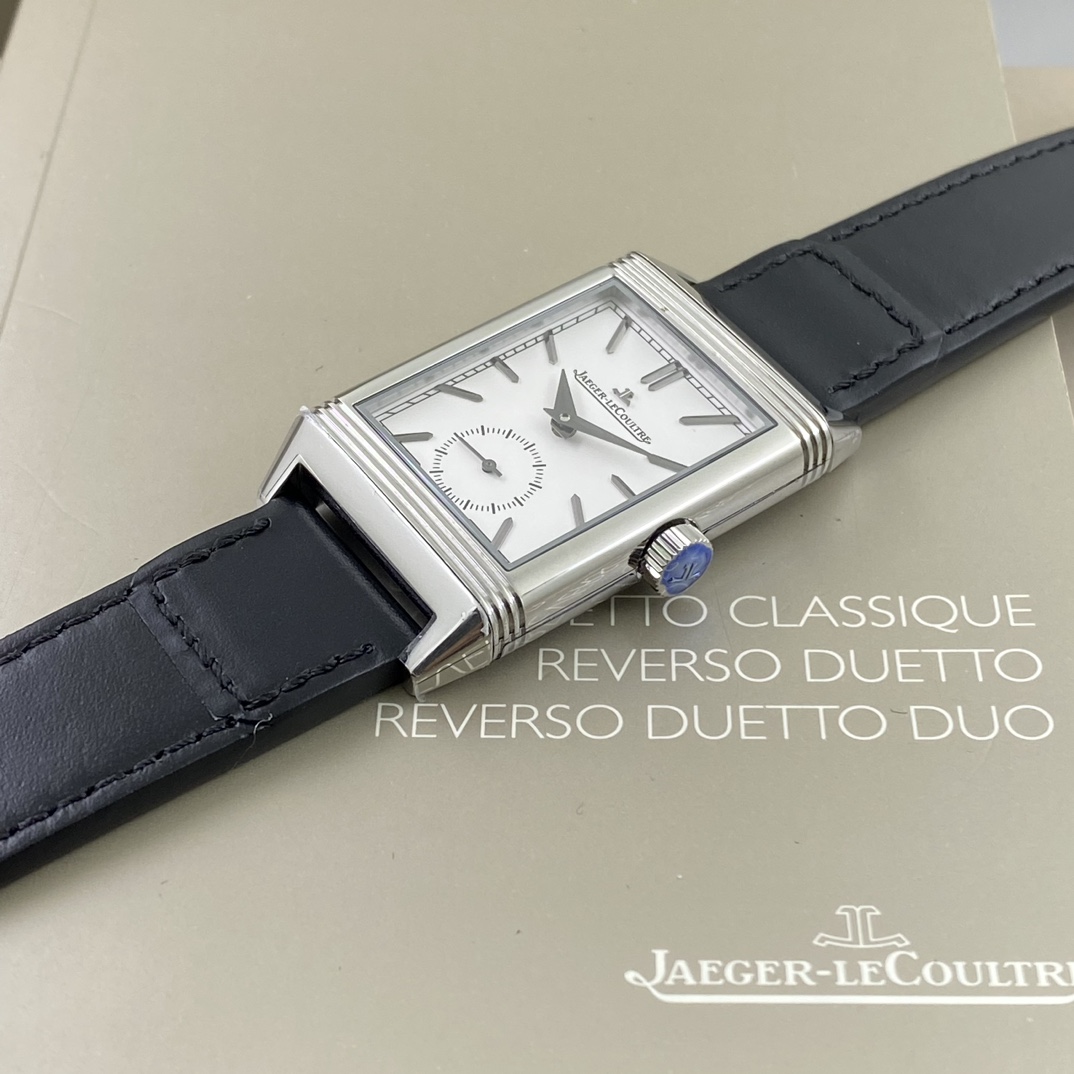 REVERSO TRIBUTE翻转系列小秒针腕表
手动上弦机械，动力储存45小时
尺寸：45.6 x 27.4 x 8.5
316精钢打造，蓝宝石玻璃
经典之作，时尚演绎，放射状纹饰，镶嵌时标
轨道式分钟刻度，太子妃指针，
醒目配色，鲜明而神秘的色彩，凸显不凡气质，
别致小牛皮帆布双材质表带，复古油蜡皮，鳄鱼皮，手工明针缝线，多种风格搭配可选。