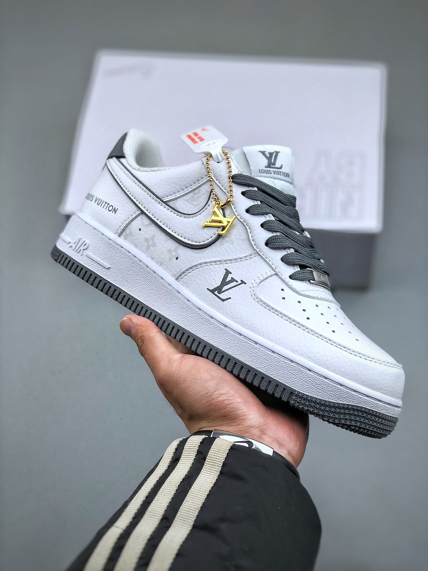 KNikeAirForce1Mid07xLouisVuitton白灰原楦头原纸板打造纯正中帮空军版型专注