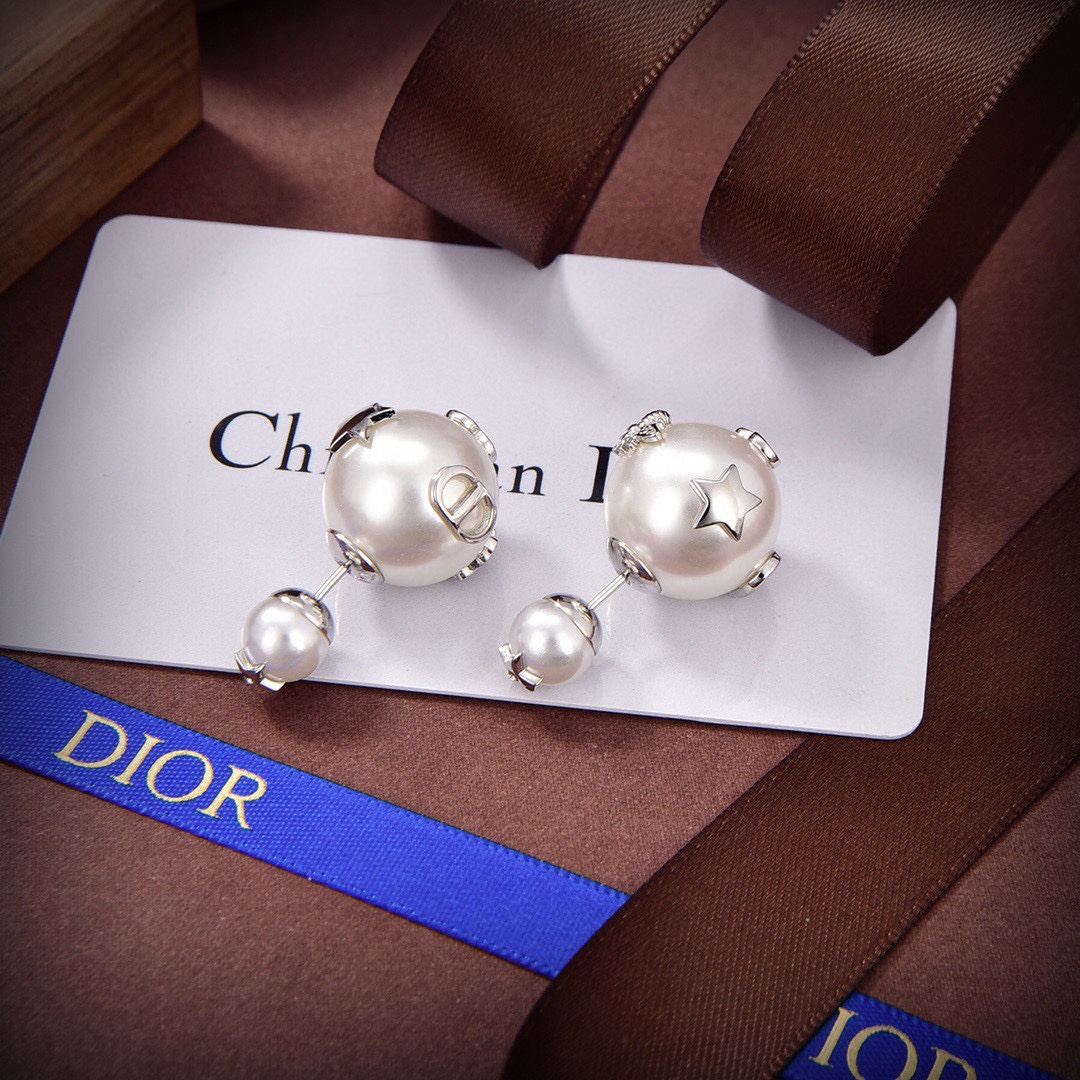 迪奥新款一线大牌都爱的Dior迪奥新品字母耳环金属质感逆袭版字母潮范儿抢风头完全胜任现代年轻人街拍度假时
