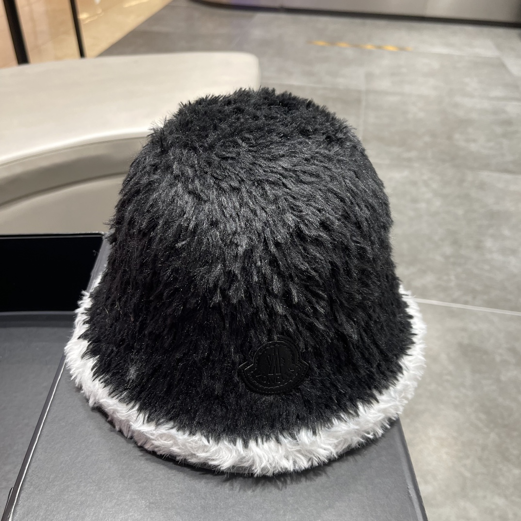 蒙口羊毛渔夫帽柔软的羊毛材质+柔和的圆弧线条帽型这一定是冬季最温柔的帽子保暖好毛绒绒的很适合秋冬佩戴大帽
