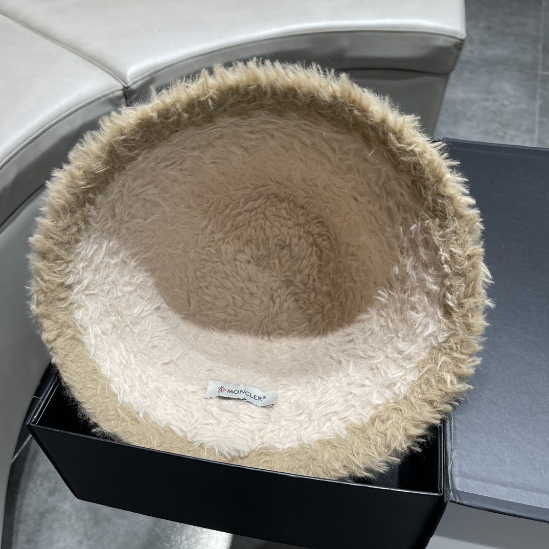 蒙口羊毛渔夫帽柔软的羊毛材质+柔和的圆弧线条帽型这一定是冬季最温柔的帽子保暖好毛绒绒的很适合秋冬佩戴大帽