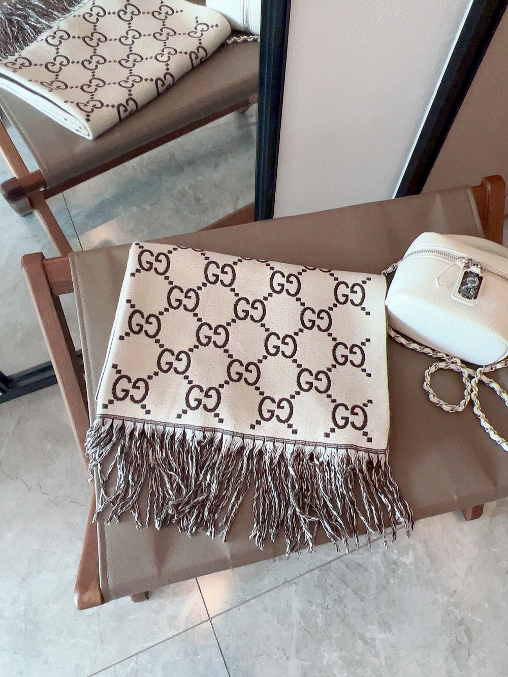 NO:163073,New G-home new model [GG large letter double-sided long scarf] is beautiful [Tear] The imperial palace-level top-quality new model is on sale for counter. Cashmere double-sided, fashionable and classic LOGO scarf shawls are extremely beautiful. Really, the upper body is extremely skin-skin color, versatile, look at it yourself if you look good or not. Scarf size 65200cm, cashmere, the first choice for gift gifts, ordinary scarf, gucci, shawls19860909批 上新G家新款【GG大字母双面长巾】美翻了[流泪]御用殿堂级极品新款专柜在售 羊绒双面可用,时尚经典LOGO围巾披肩美丽至极 真的 上身极为衬肤色 百搭 好看不好看自己看吧 围巾尺寸65200cm,羊绒,送礼首选佳品,普通围巾,gucci,shawls,scarf