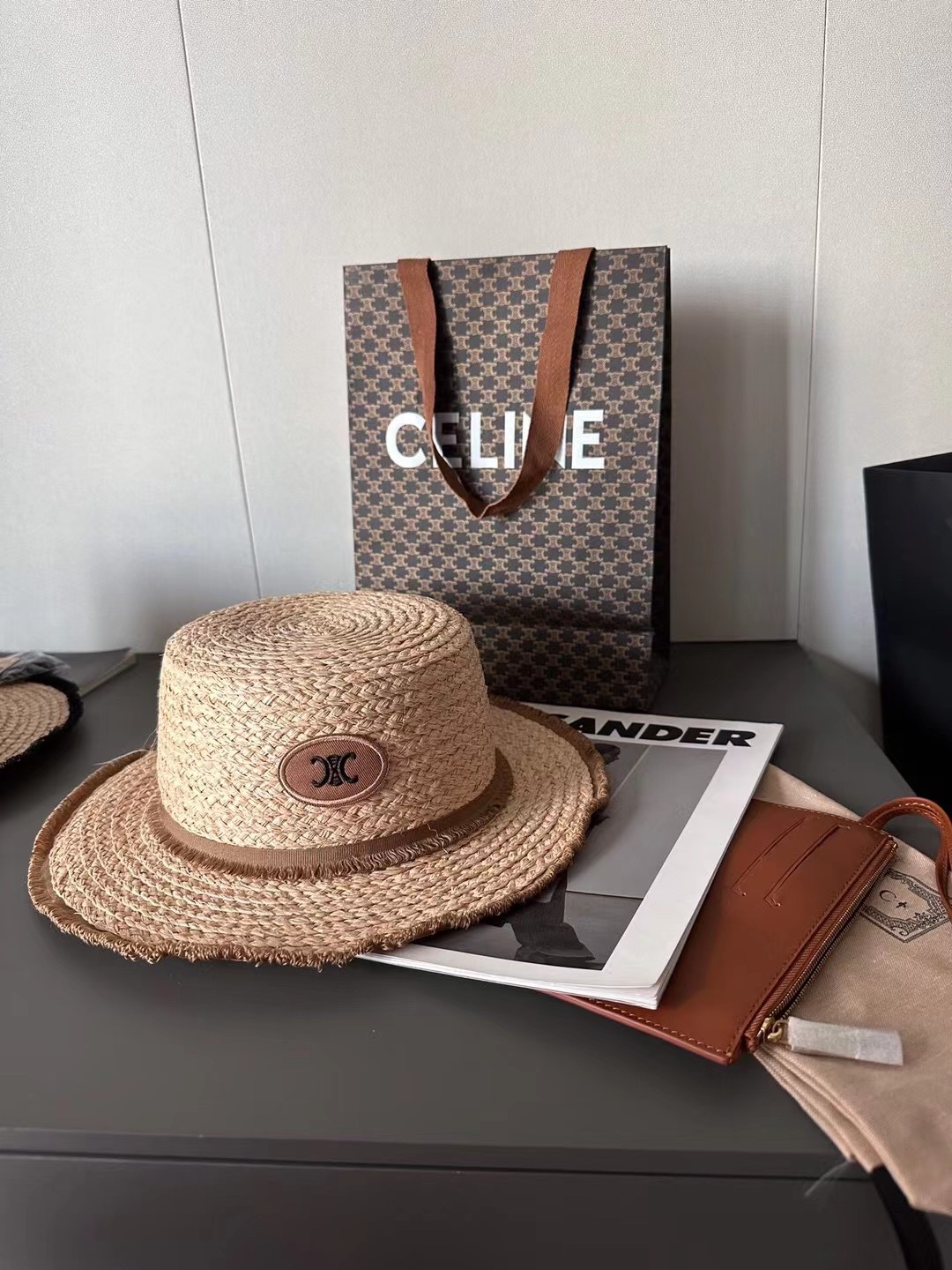 NO:191779,CELIN* knitted flat top wide edge imported Rafia top hat, a very romantic style, grinding color-blocking retro design, never tired of looking at the imported rattan craft hat, body straight but light, the atmosphere is full of hats, fisherman hat, baseball hat, knit hat, hat, celine, espadrilles, hats19860909CELIN*编织平顶宽边进口拉菲草礼帽 好有情调的一款 磨边拼色的复古设计更是百看不厌进口藤制工艺帽身挺拔但轻盈 妥妥的气氛拉满帽子渔夫帽棒球帽针织帽,帽子,celine,espadrilles,hats,hat