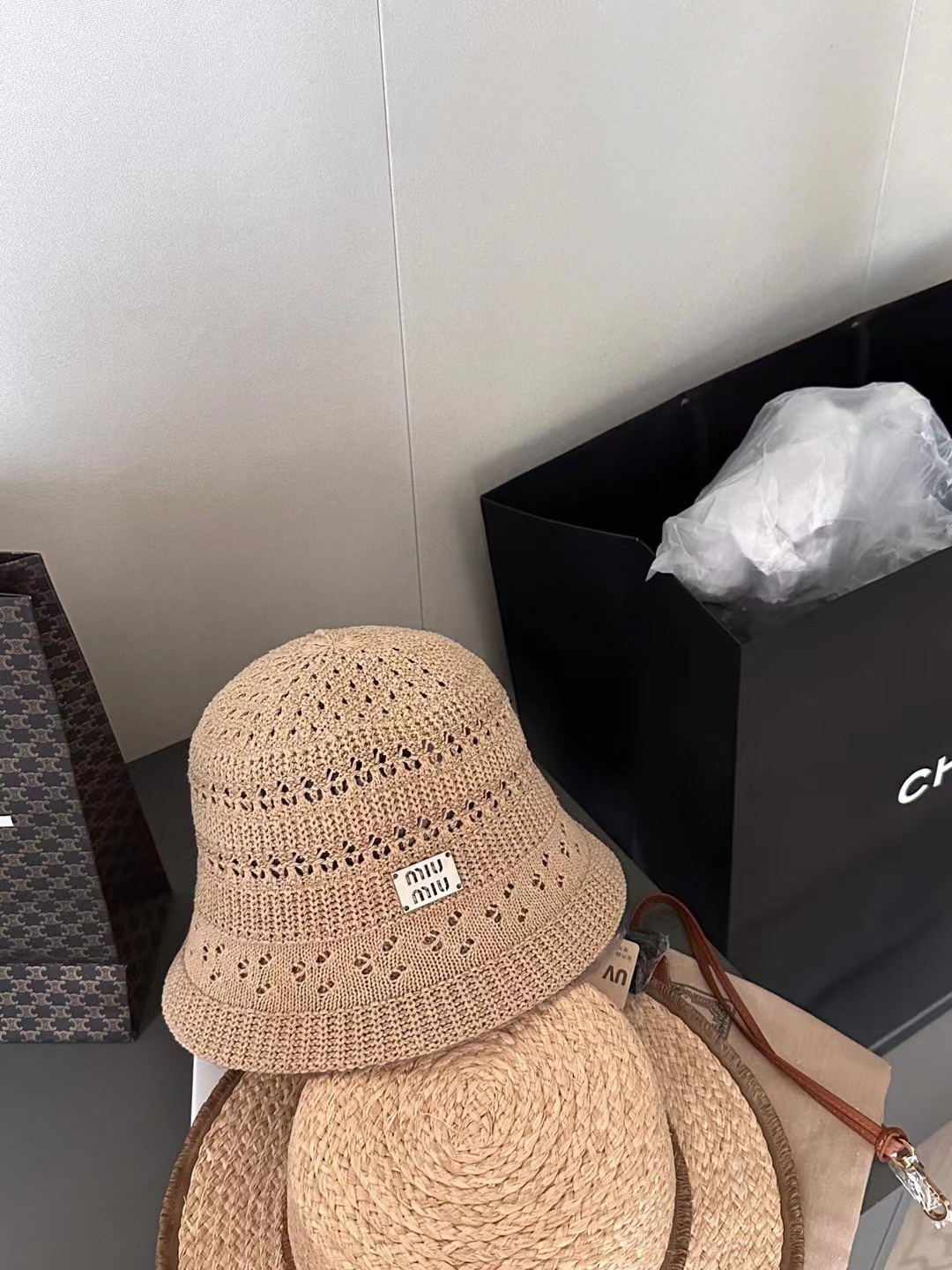 NO:191777,MIU's hollow carved bucket hat, the almost integrated molding process is not something that ordinary small factories can do. The hollow flower case is really attractive and advanced. It looks so beautiful and elegant. It is so small to wear it in the deep bucket. If you like the sense of high-end, don't miss the hat, fisherman's hat, baseball hat, knit hat, hat, miumiu, espadrilles, hats19860909MIU家镂空雕花桶帽 几乎一体成型的工艺不是一般小厂能搞得定 镂空小花案真的耐看又高级 加深桶里戴上好显脸小 喜欢高级感的亲不要错过咯帽子渔夫帽棒球帽针织帽,帽子,miumiu,espadrilles,hats,hat