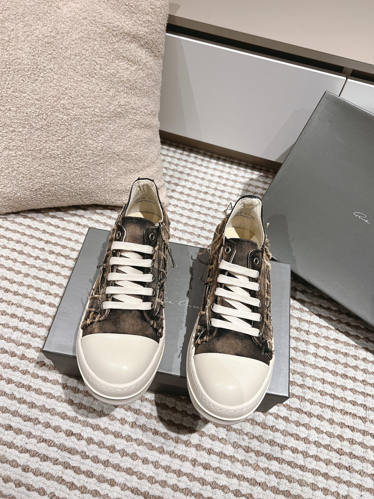 NO:236511,Rick Ownes New style, the invincible combination looks good no matter how you wear it. It doesn’t matter whether you wear it or how you look at it. It’s a perfect shoe of God of War!  The original customization details are very finely processed, fabric washed denim, handmade stitching, original private molded milk-scented bottom!  !  Size: Female 35-40 Male 39-45 (Female 40 Male 45 Certificate), Casual Shoes/Sports Shoes, Sneakers19860909Rick Ownes 瑞克·欧文斯新款,无敌搭配怎么穿都好看 完全不分穿搭不分人 妥妥的战神之鞋！原版定制细节处理很精细 面料水洗牛仔布 手工缝线 原版私模奶香大底！！ 码数:女35-40 男39-45（女40男45定）,休闲鞋/运动鞋,sneakers,Women's Shoes