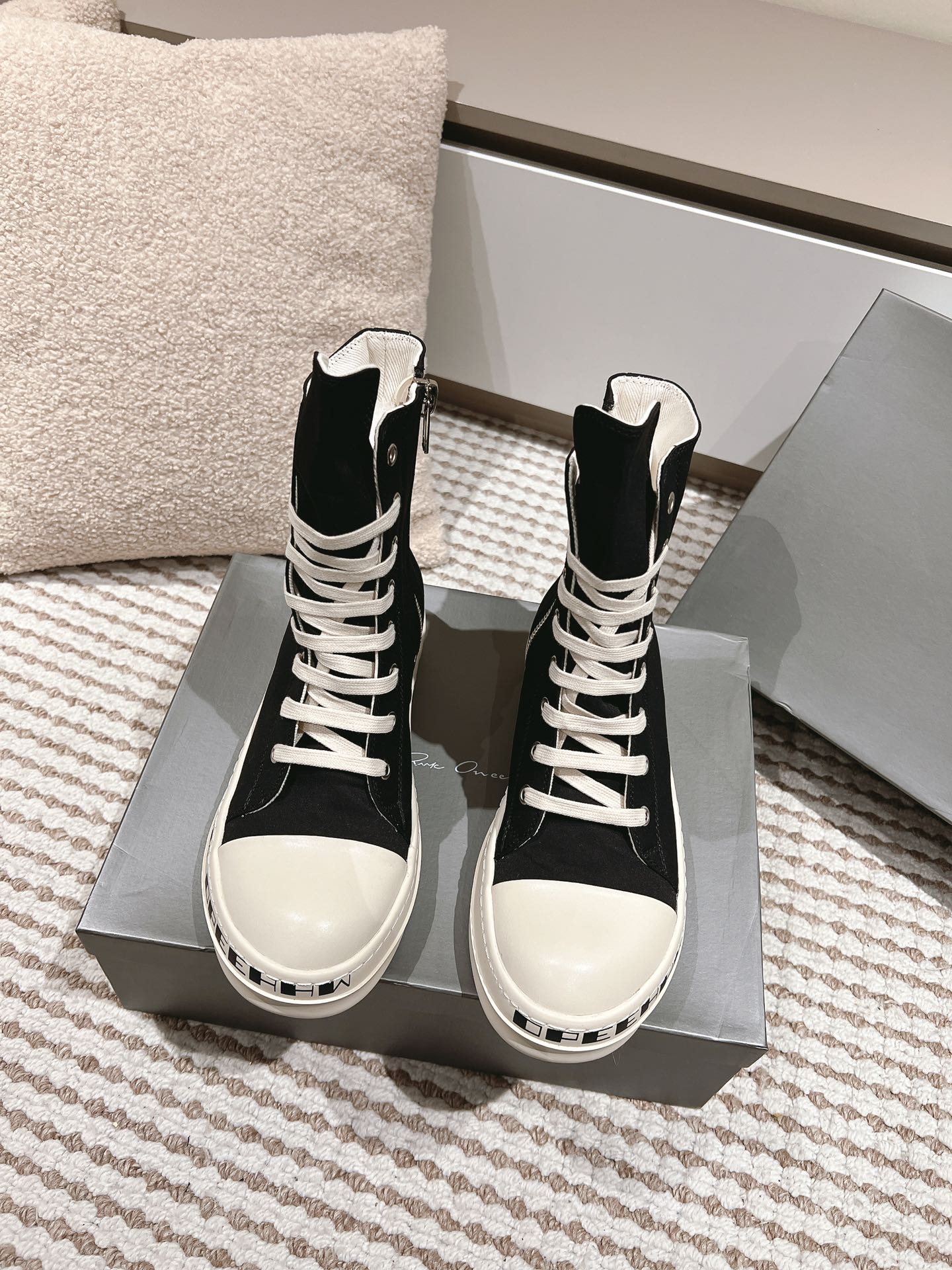 NO:236512,Rick Ownes New style, the invincible combination looks good no matter how you wear it. It doesn’t matter whether you wear it or how you look at it. It’s a perfect shoe of God of War!  The original customization details are very finely processed. The fabric is imported satin and printed soles. Hand-stitched. The original private molded milk-scented sole!  !  Size: Female 35-40 Male 39-45 (Female 40 Male 45 Certificate), Casual Shoes/Sneakers, Sneakers, Silk Fabric19860909Rick Ownes 瑞克·欧文斯新款,无敌搭配怎么穿都好看 完全不分穿搭不分人 妥妥的战神之鞋！原版定制细节处理很精细 面料进口绸缎搭配印花鞋底 手工缝线 原版私模奶香大底！！ 码数:女35-40 男39-45（女40男45定）,休闲鞋/运动鞋,sneakers,silk fabric,Women's Shoes