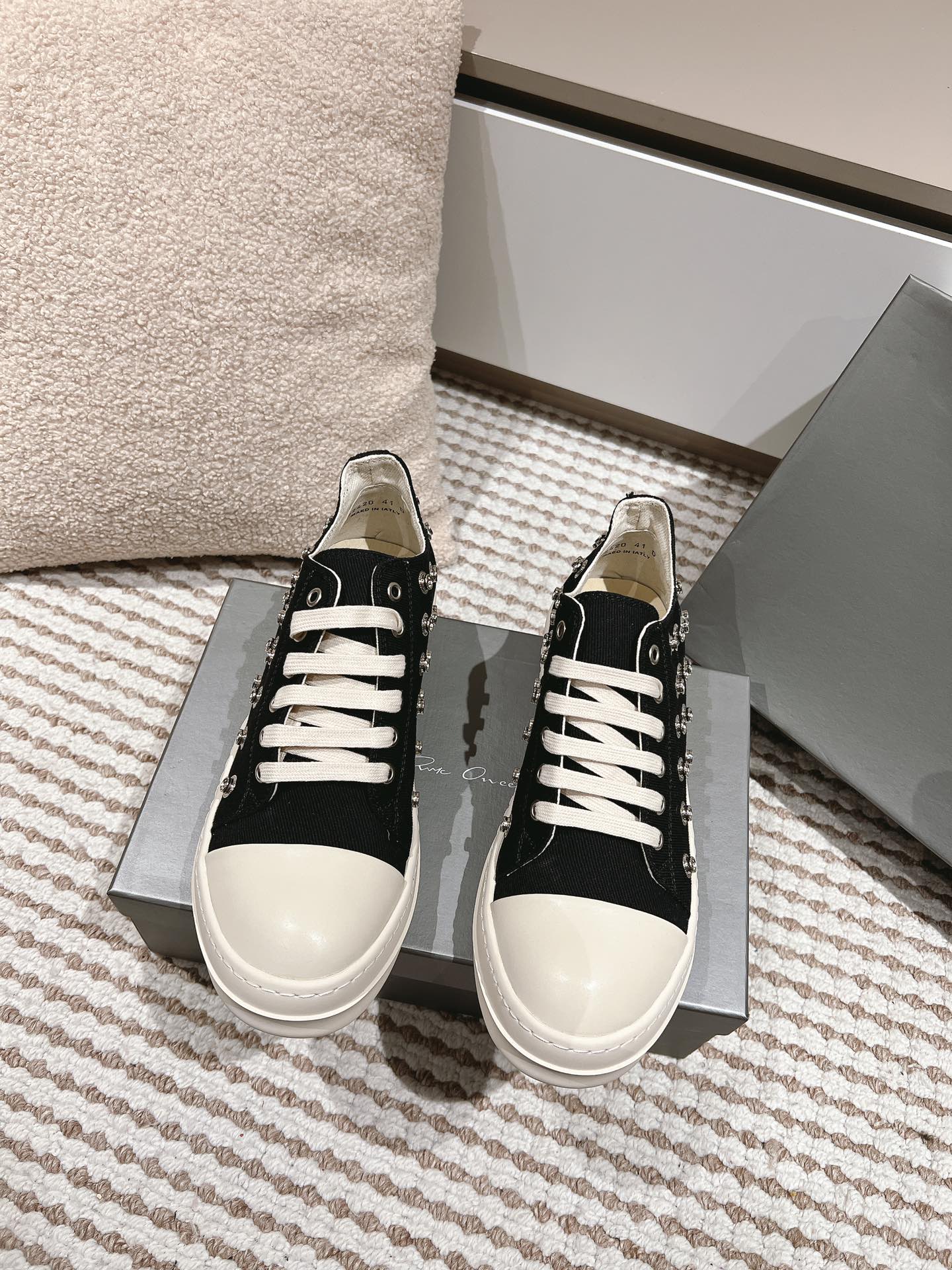 NO:236513,Rick Ownes New style, the invincible combination looks good no matter how you wear it. It doesn’t matter whether you wear it or how you look at it. It’s a perfect shoe of God of War!  The original customization details are very finely processed. The fabric is imported satin punk style metal decoration, handmade stitching, and the original private mold milky aromatic bottom!  !  Size: Female 35-40 Male 39-45 (Female 40 Male 45 Certificate), Casual Shoes/Sneakers, Sneakers, Silk Fabric19860909Rick Ownes 瑞克·欧文斯新款,无敌搭配怎么穿都好看 完全不分穿搭不分人 妥妥的战神之鞋！原版定制细节处理很精细 面料进口绸缎朋克风金属装饰 手工缝线 原版私模奶香大底！！ 码数:女35-40 男39-45（女40男45定）,休闲鞋/运动鞋,sneakers,silk fabric,Women's Shoes