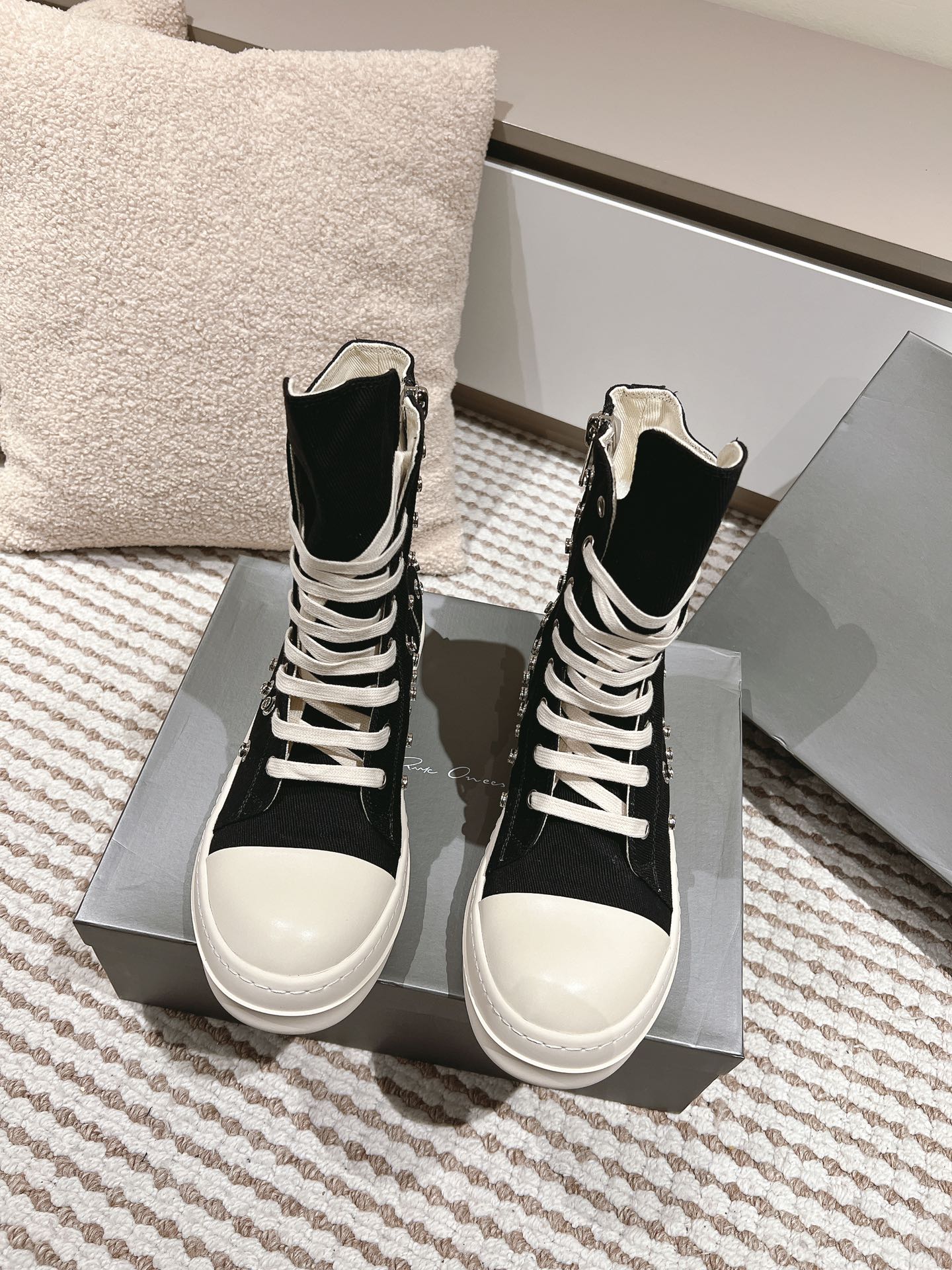 NO:236516,Rick Ownes New style, the invincible combination looks good no matter how you wear it. It doesn’t matter whether you wear it or how you look at it. It’s a perfect shoe of God of War!  The original customization details are very finely processed, imported satin fabric, punk style metal decoration, handmade stitching, original private mold milky aromatic bottom!  !  Size: Female 35-40 Male 39-45 (Female 40 Male 45 Certificate), Casual Shoes/Sneakers, Sneakers, Silk Fabric19860909Rick Ownes 瑞克·欧文斯新款,无敌搭配怎么穿都好看 完全不分穿搭不分人 妥妥的战神之鞋！原版定制细节处理很精细 面料进口绸缎 朋克风金属装饰 手工缝线 原版私模奶香大底！！ 码数:女35-40 男39-45（女40男45定）,休闲鞋/运动鞋,sneakers,silk fabric,Women's Shoes