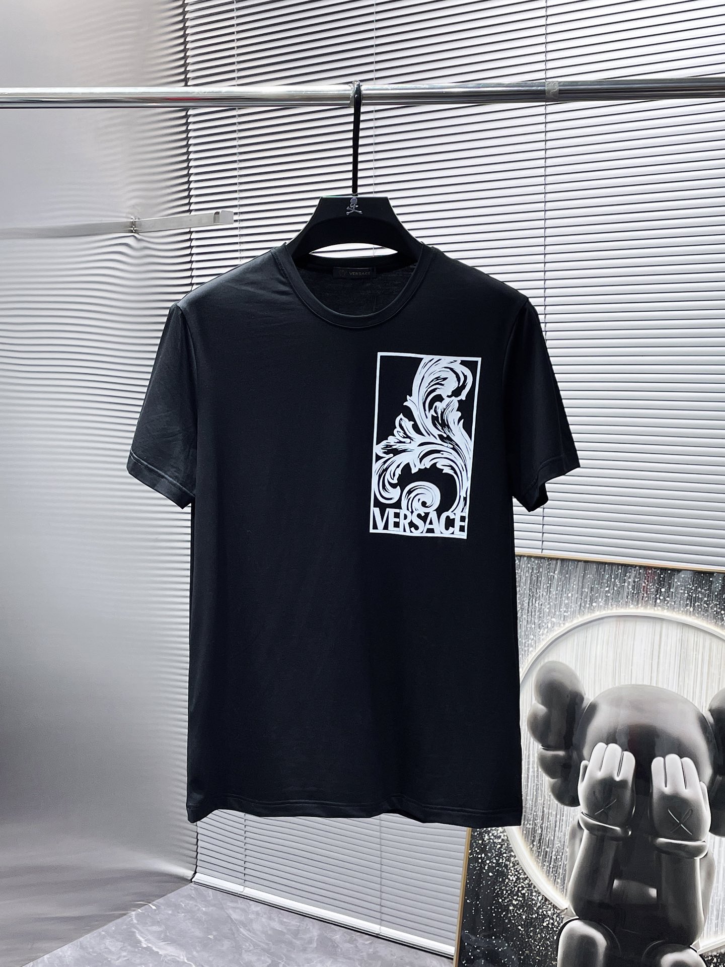 NO:496222,Versace versace new round neck short-sleeved T-shirt T-shirt half-sleeved, high-end version!  Customized fabrics for counters are breathable and comfortable, with impeccable details, and the brand element design concept reflects high quality. The feel is delicate and soft!  It is casually cut, with a great upper body style!  S-3XL (maximum wearable is about 200 kilograms, it is recommended to provide height and weight to the warehouse to assign codes) exclusively, versace, versace, T-shirt, tees, t-shirt, alexander wang19860909范思哲 versace新款 圆领 短袖 T恤 体恤 半袖 ,高端版本！专柜定制面料 透气舒适度高,细节无可挑剔,品牌元素设计理念,体现高品质.手感细腻柔软！呈现休闲裁剪,上身版型超赞！码数S-3XL（最大可穿200斤左右,建议提供身高体重给仓库配码）独家专供,,versace,versace,T-shirt,tees，t-shirt,alexander wang,Men's clothing