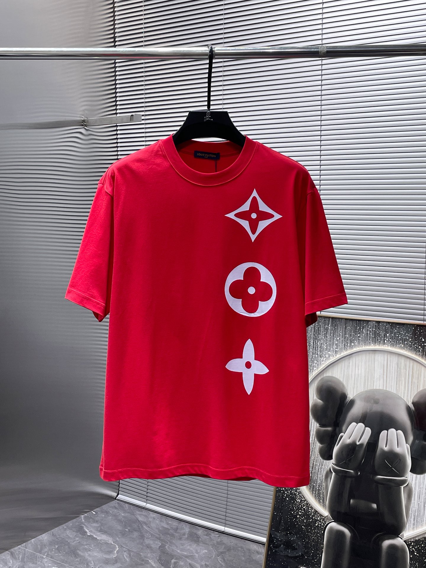 NO:496166,Louis Vuitton LV new round neck short-sleeved T-shirt T-shirt half-sleeved, high-end version!  Customized fabrics for counters are breathable and comfortable, with impeccable details, and the brand element design concept reflects high quality. The feel is delicate and soft!  It is casually cut, with a great upper body style!  S-3XL (the code is too large and the maximum can be worn about 220 kilograms. It is recommended to provide height and weight to the warehouse to assign codes) exclusively, louis vuitton, louis vuitton, T-shirt,tees, t-shirt,alexander wang19860909路易威登 LV新款 圆领 短袖 T恤 体恤 半袖 ,高端版本！专柜定制面料 透气舒适度高,细节无可挑剔,品牌元素设计理念,体现高品质.手感细腻柔软！呈现休闲裁剪,上身版型超赞！码数S-3XL（码数偏大两个码,最大可穿220斤左右,建议提供身高体重给仓库配码）独家专供,,louis vuitton,louis vuitton,T-shirt,tees，t-shirt,alexander wang,Men's clothing