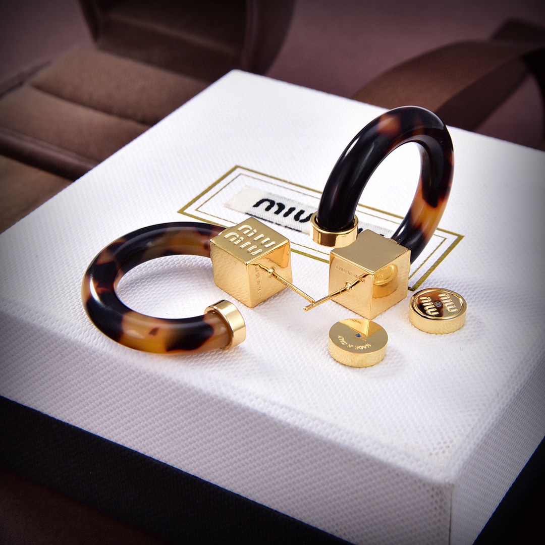 新品原单货新款miumiu树脂耳环专柜一致黄铜材质超级有质感